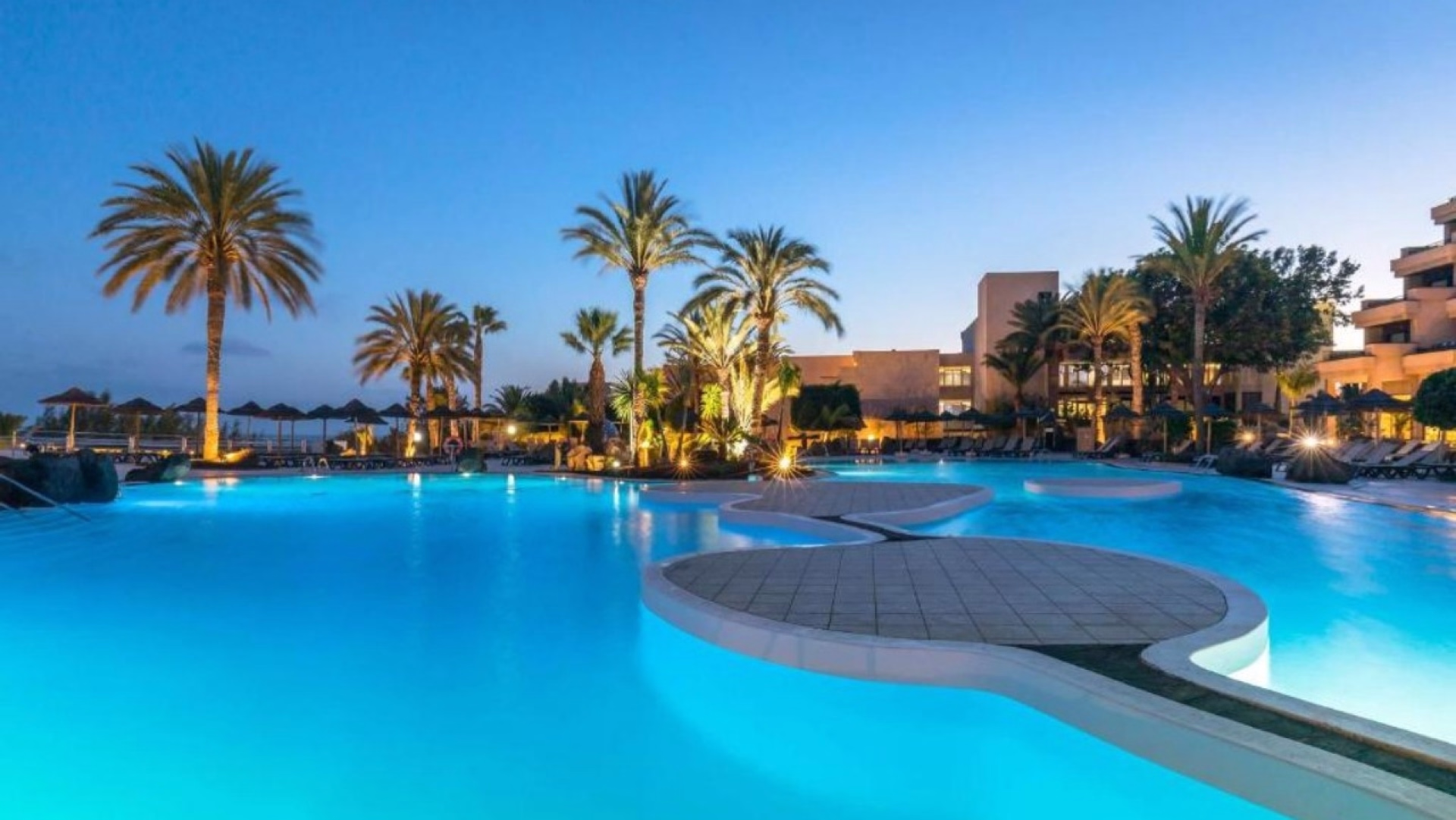 🏨 Hôtel 4* - Jours 1 à 7
