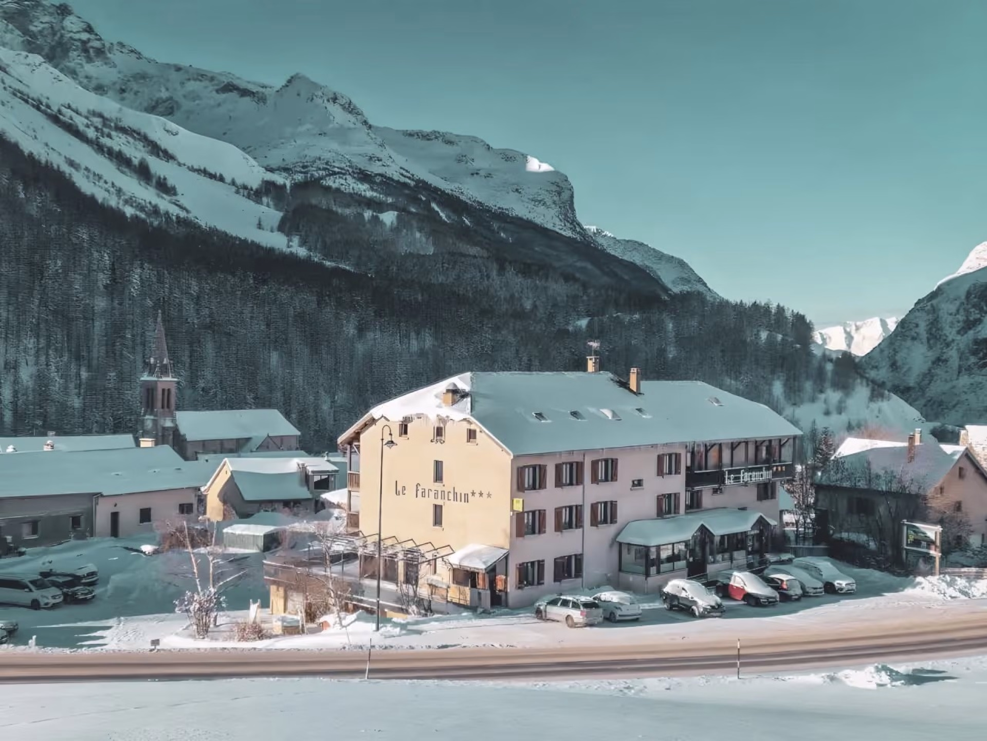 Séjour raquettes dans les Ecrins, face à la Meije