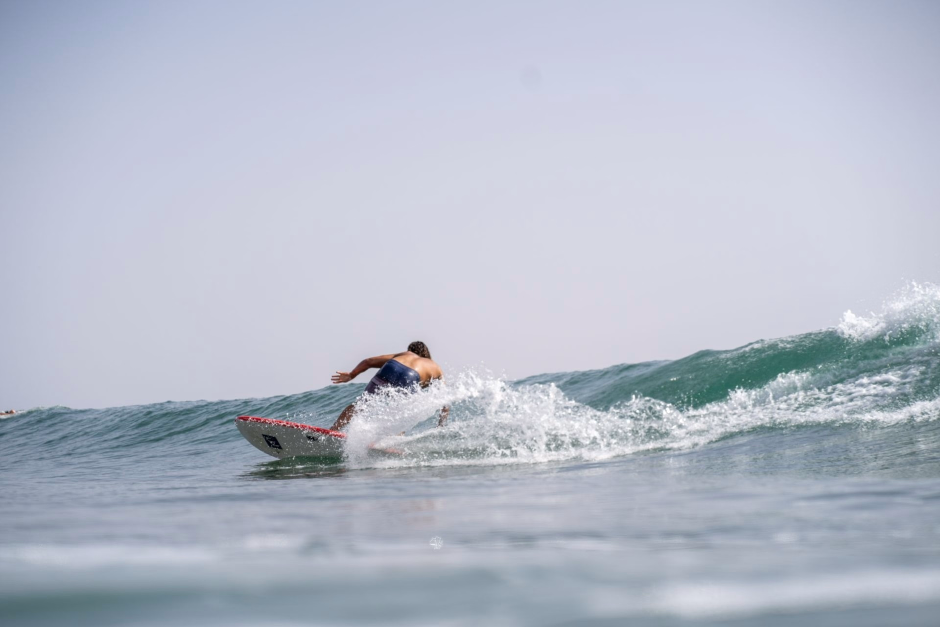 Surf engagé sur les vagues de Taghazout
