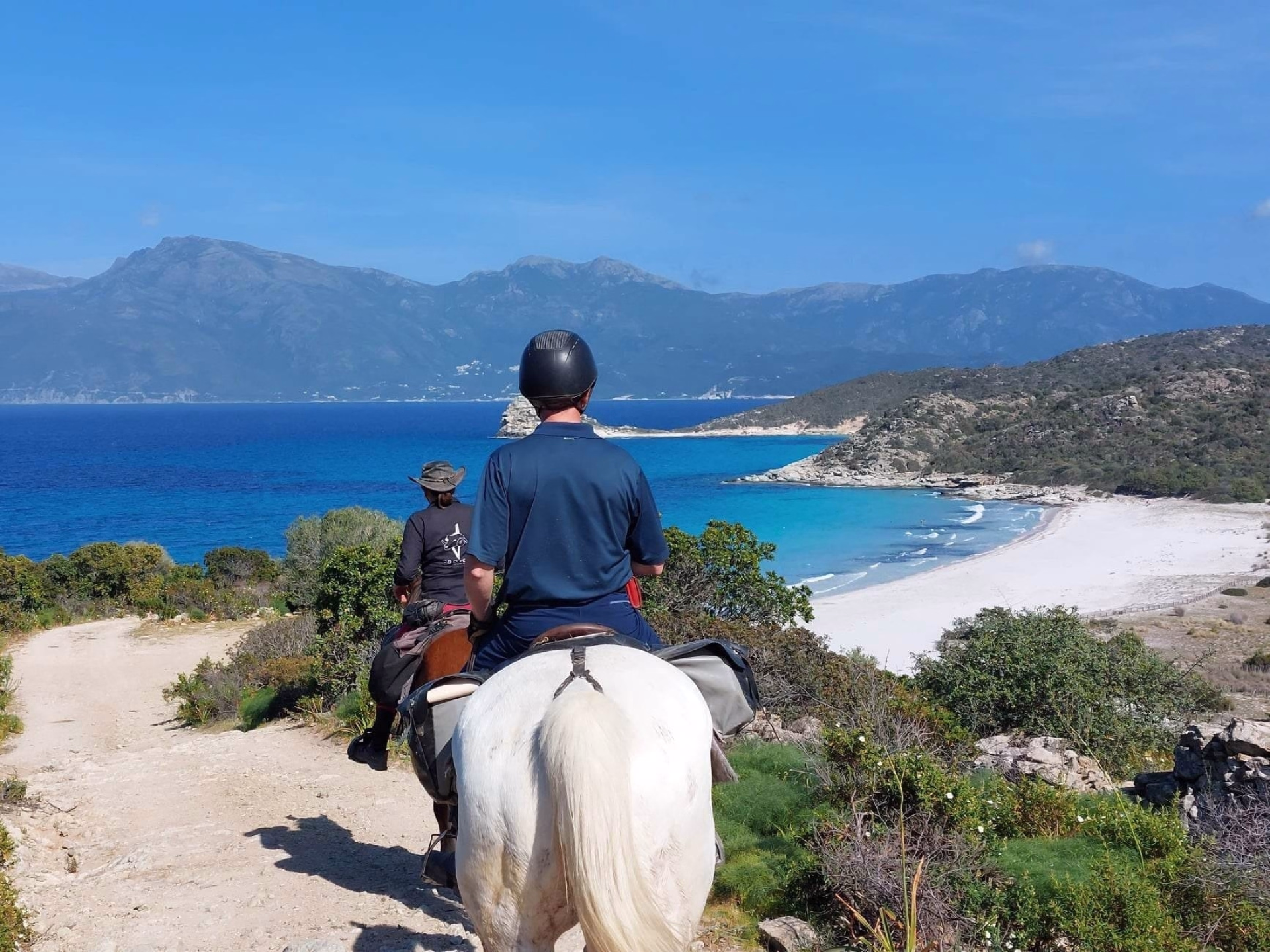 Découvrir la corse à cheval entre mer et montagne