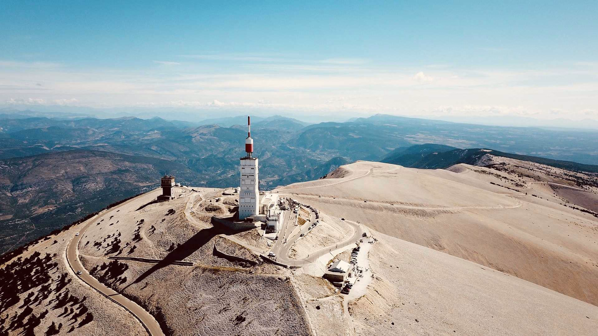 Le Mont-Ventoux, surnommé le Géant de Provence, sonne certainement comme un challenge à relever.