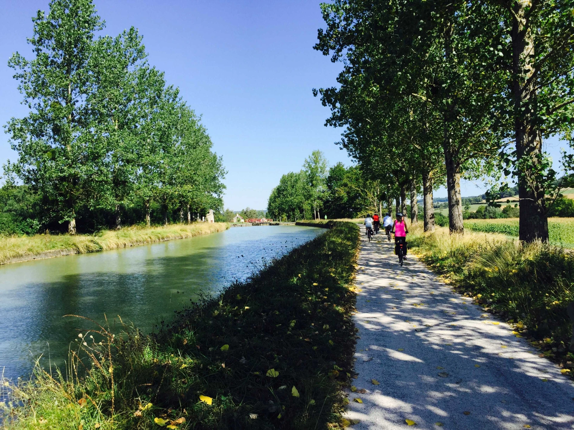 Venez vous balader tranquillement aux abords du canal de Bourgogne avec nos séjours sportifs