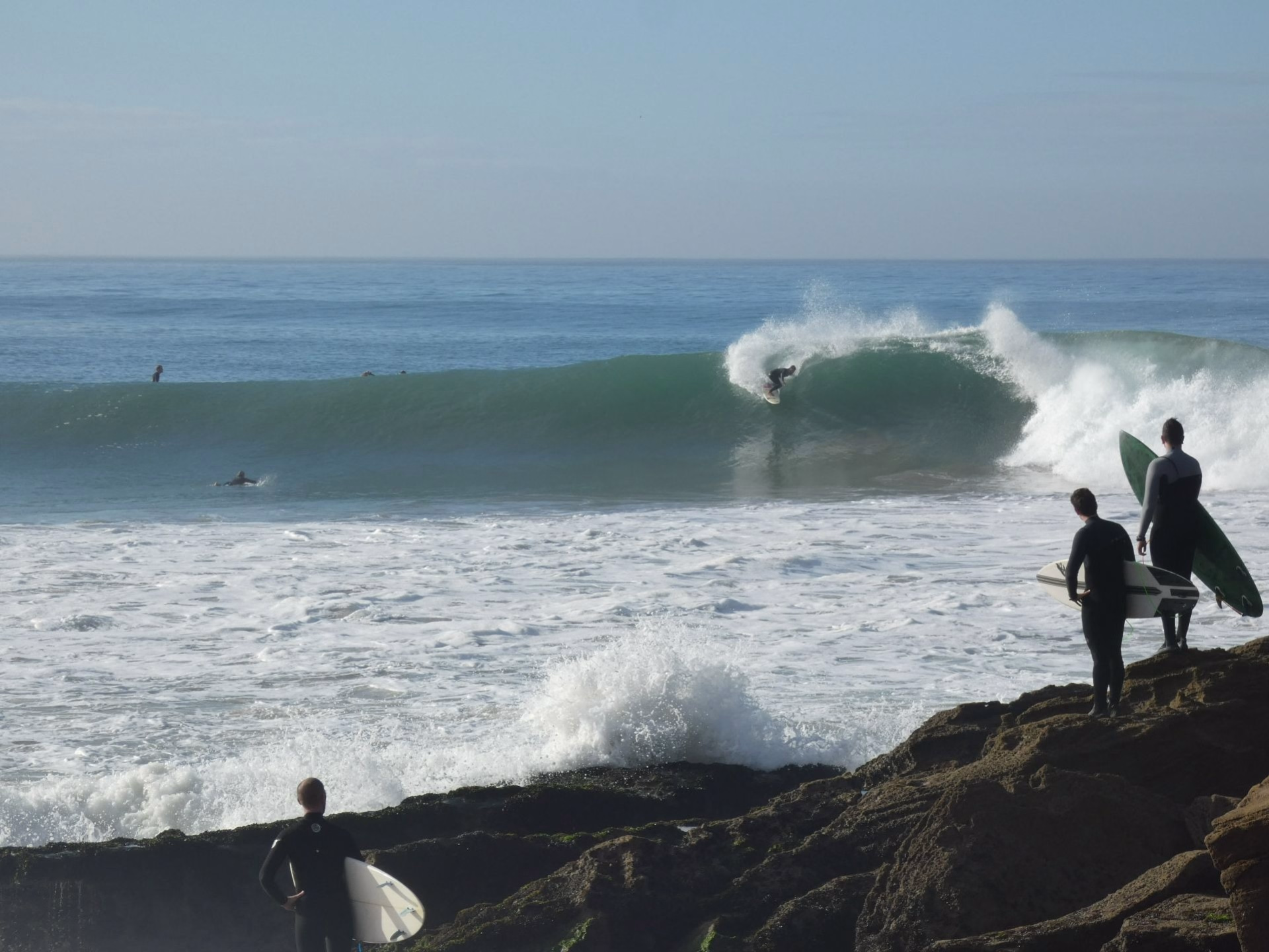 Surf engagé sur les vagues de Taghazout