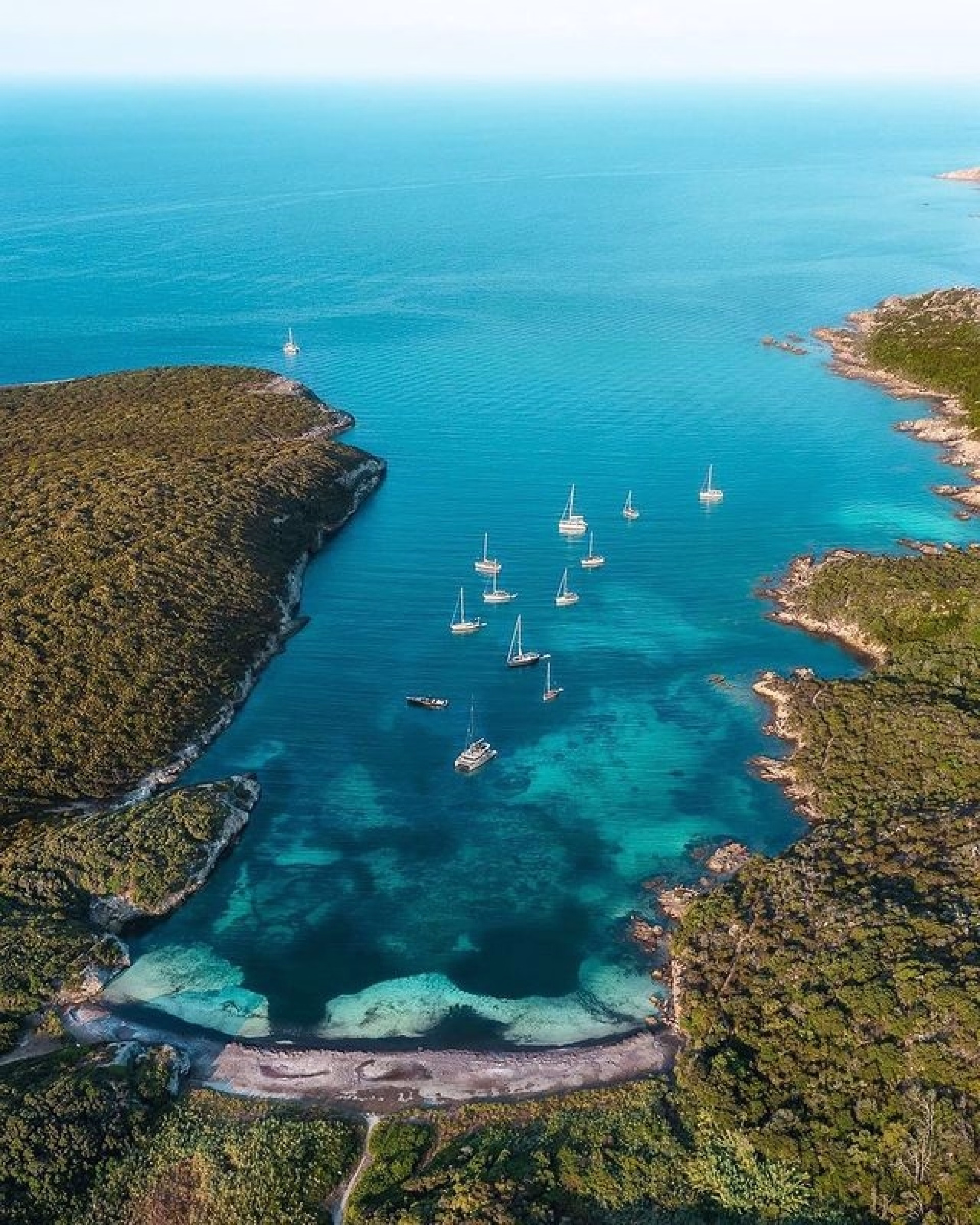 Voile en Corse du Sud : stage multi-niveaux d’Ajaccio aux îles Lavezzi
