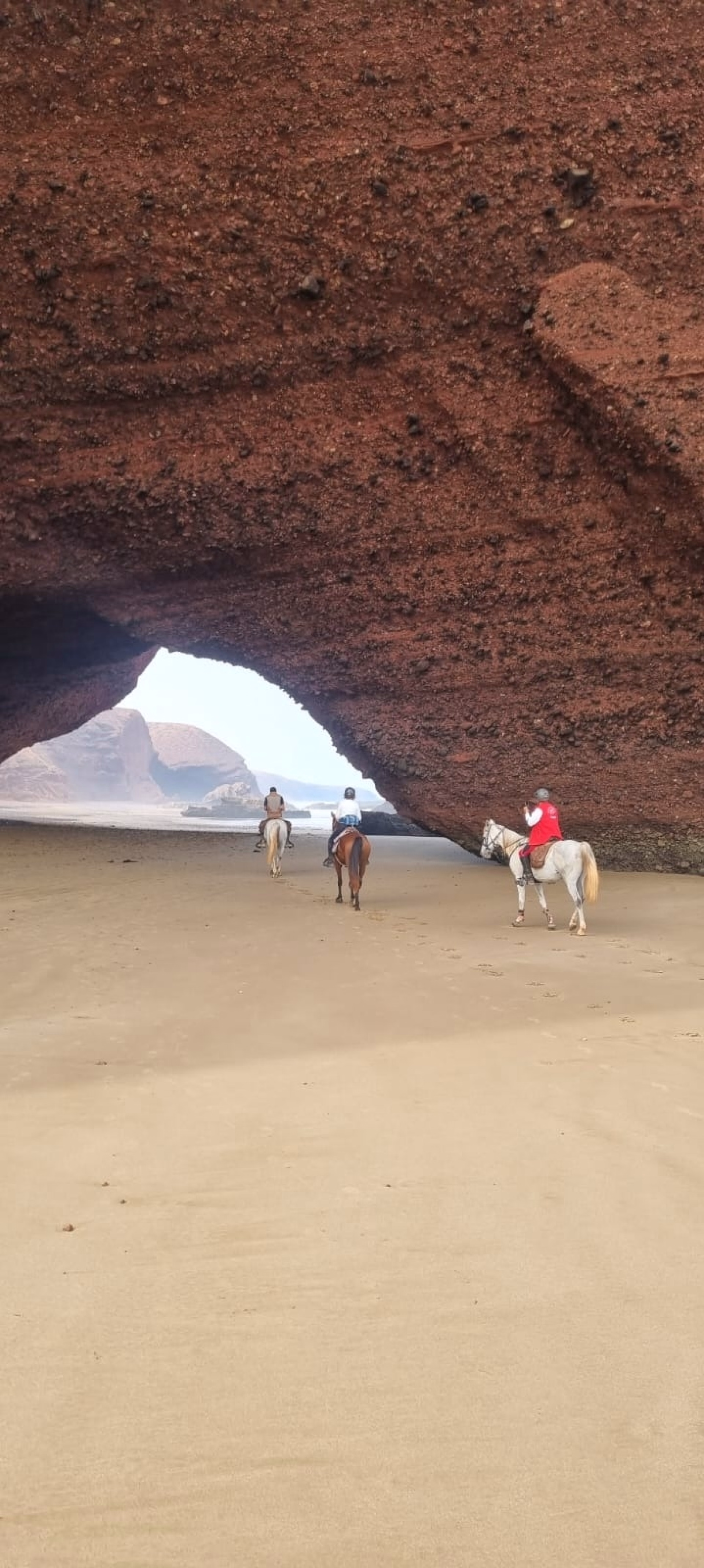 Randonnée équestre sur les plages de Legzira au Maroc