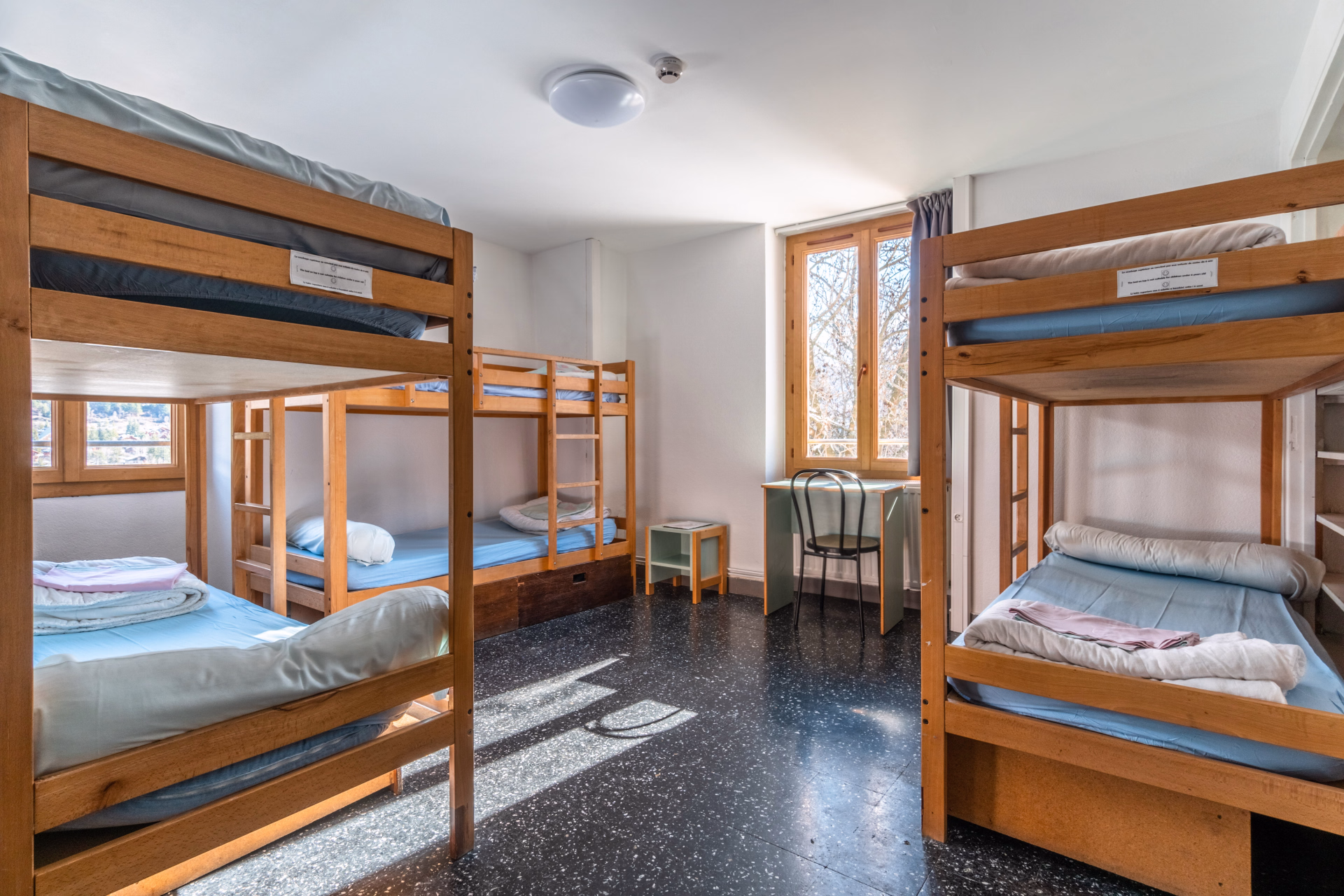 🏠 Youth hostel - Days 1 to 2