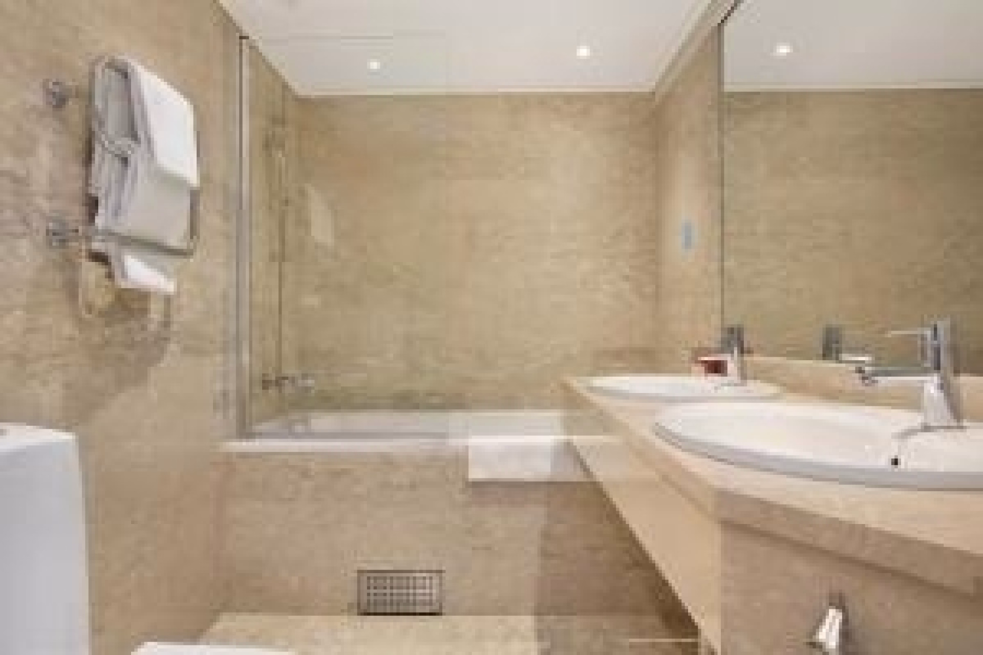 🏨 Hôtel 4* - Jours 1 à 4