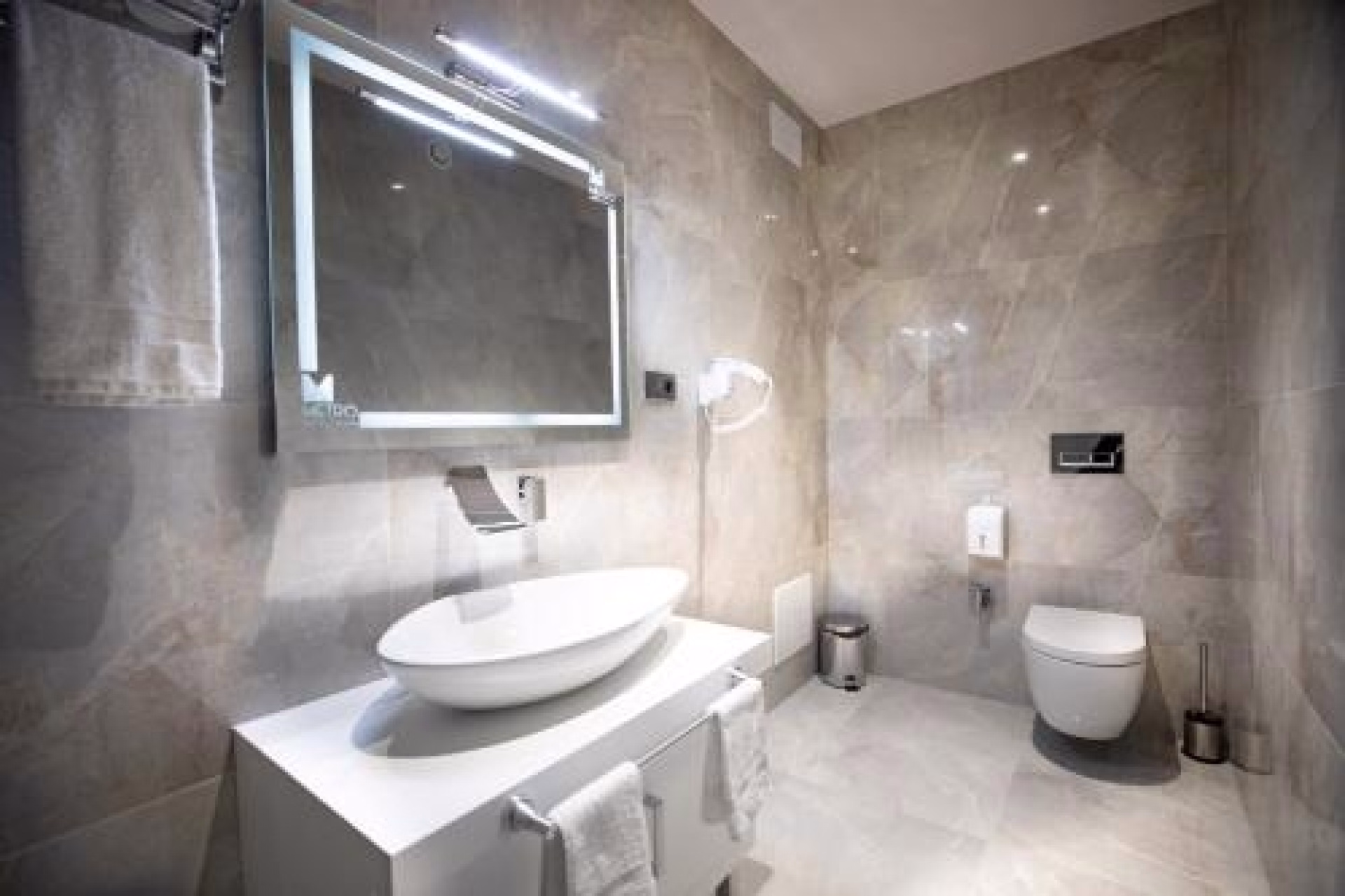 🏩 Hôtel 4* - Jour 1