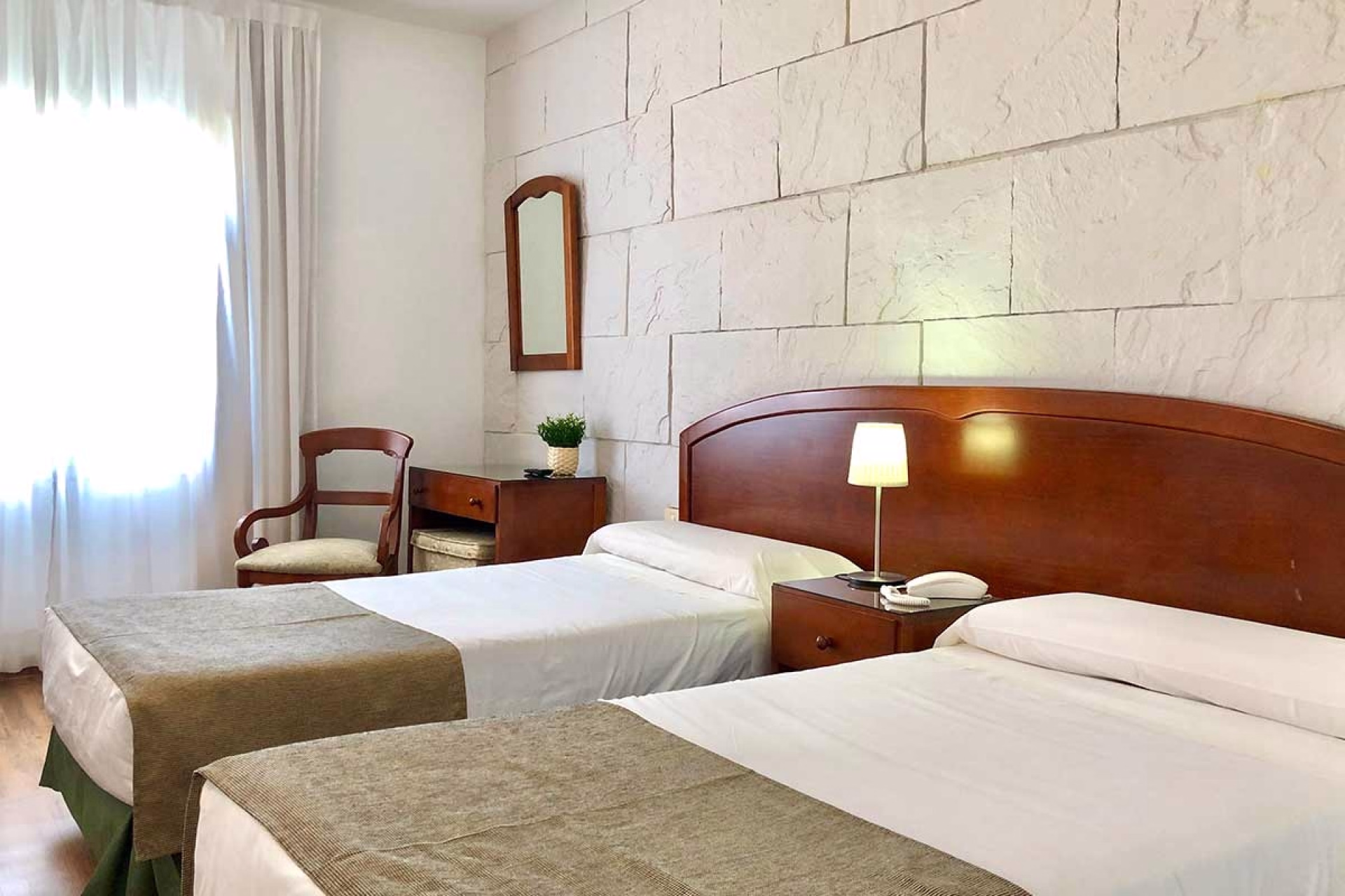 🏨 Hôtel 2* - Jours 4 à 5