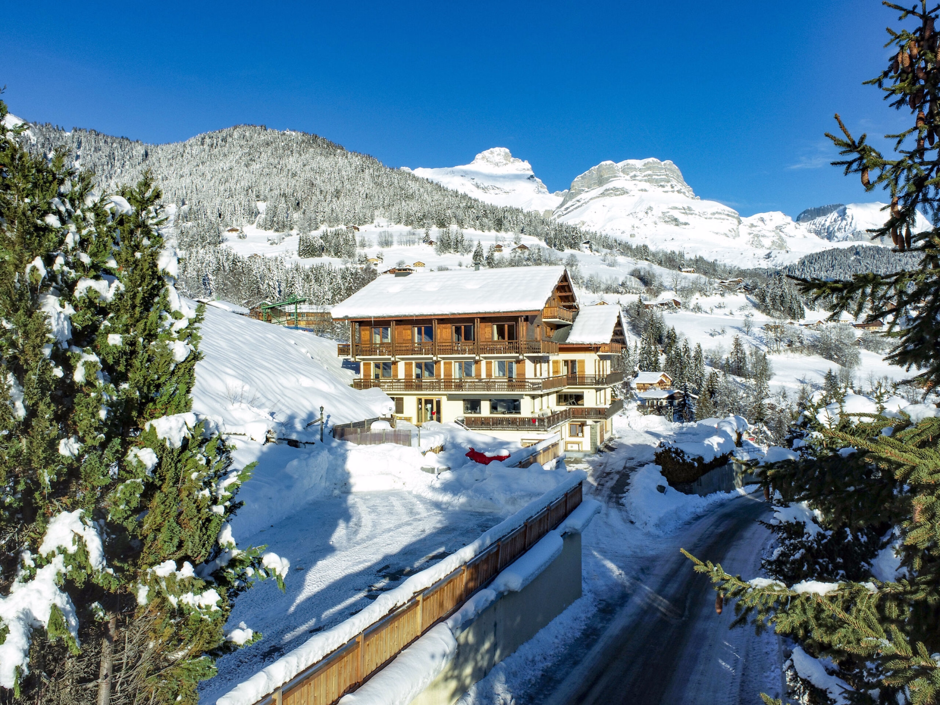 🏨 Hôtel 3* - Jours 1 à 2