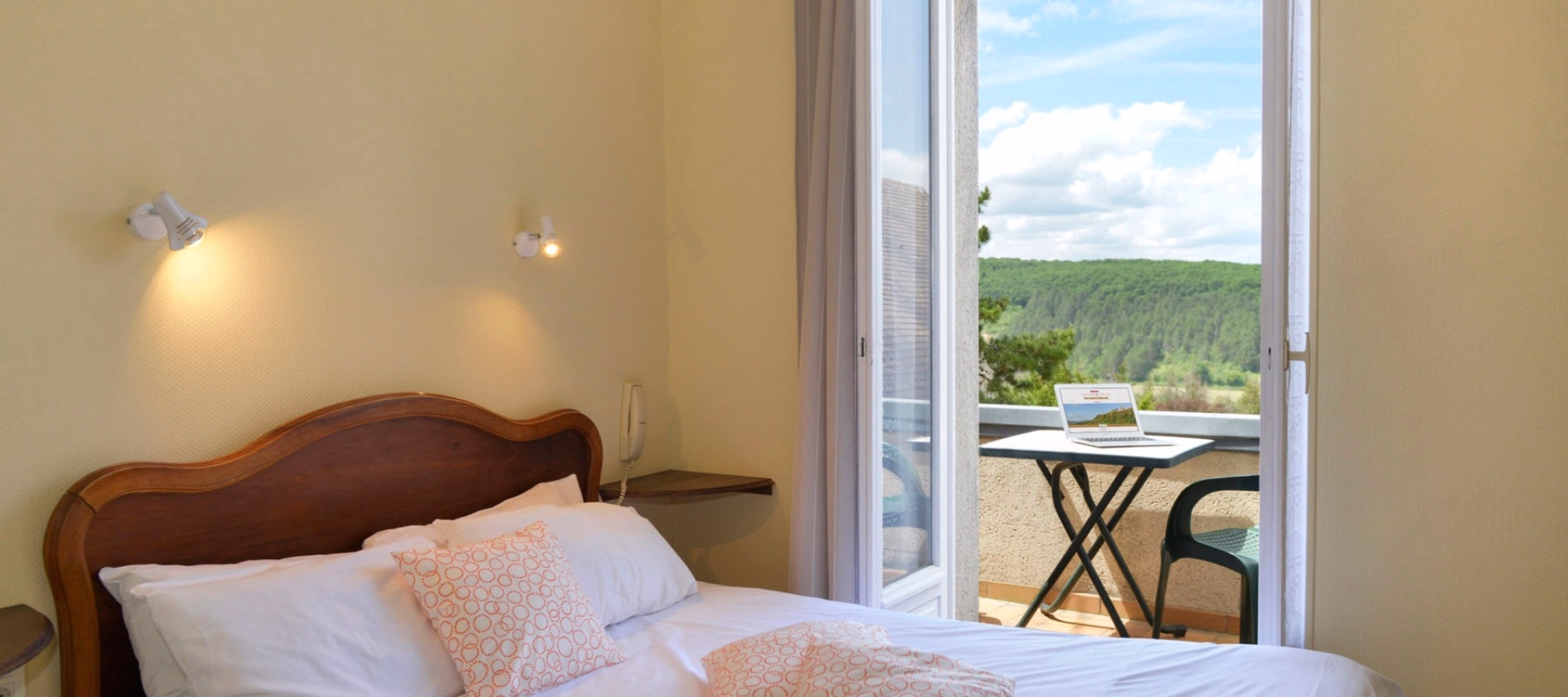 🏨 Hôtel 2* - Jour 4 et 8