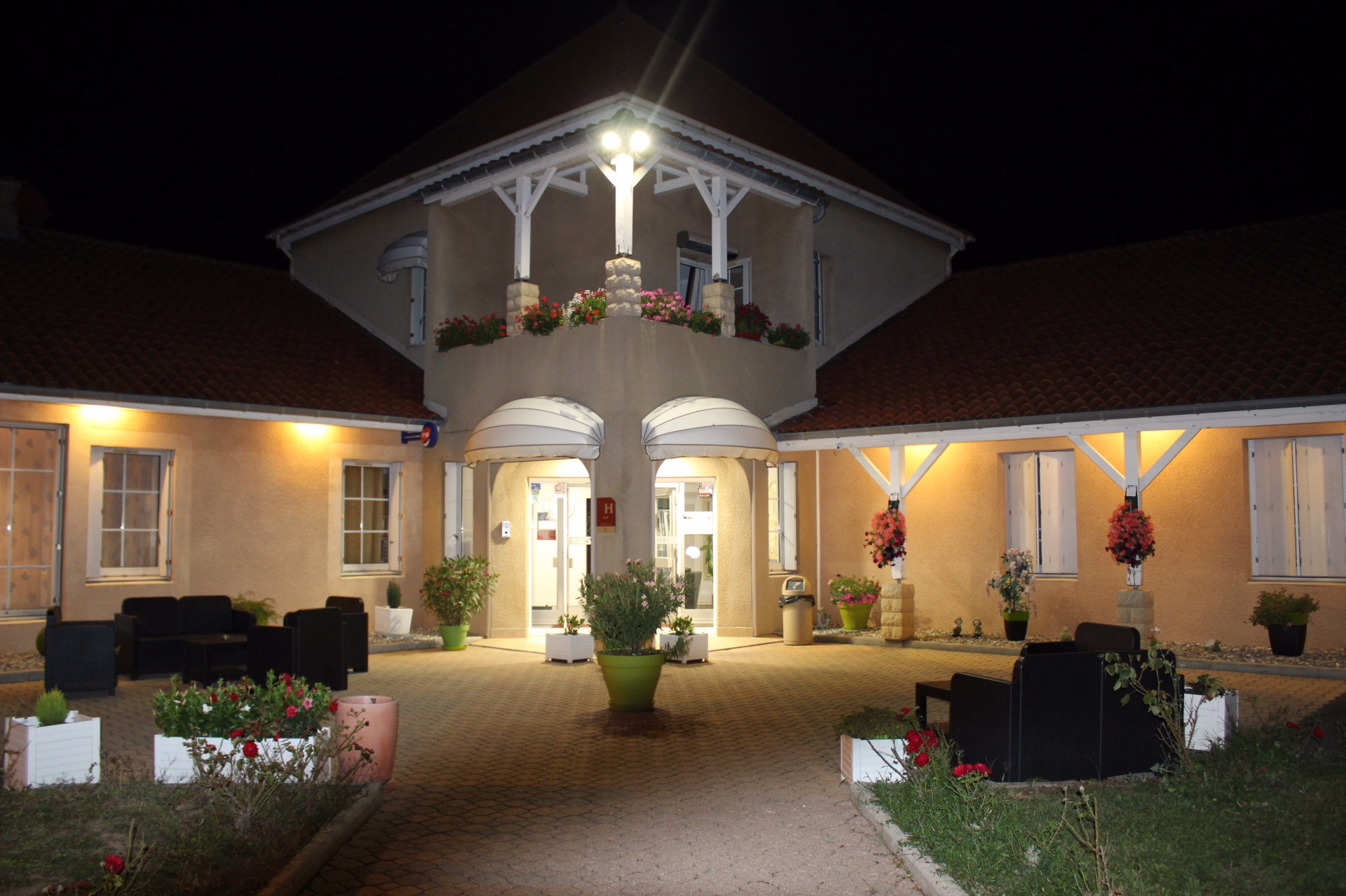 🏨 Hôtel 2* - Jours 3 à 5