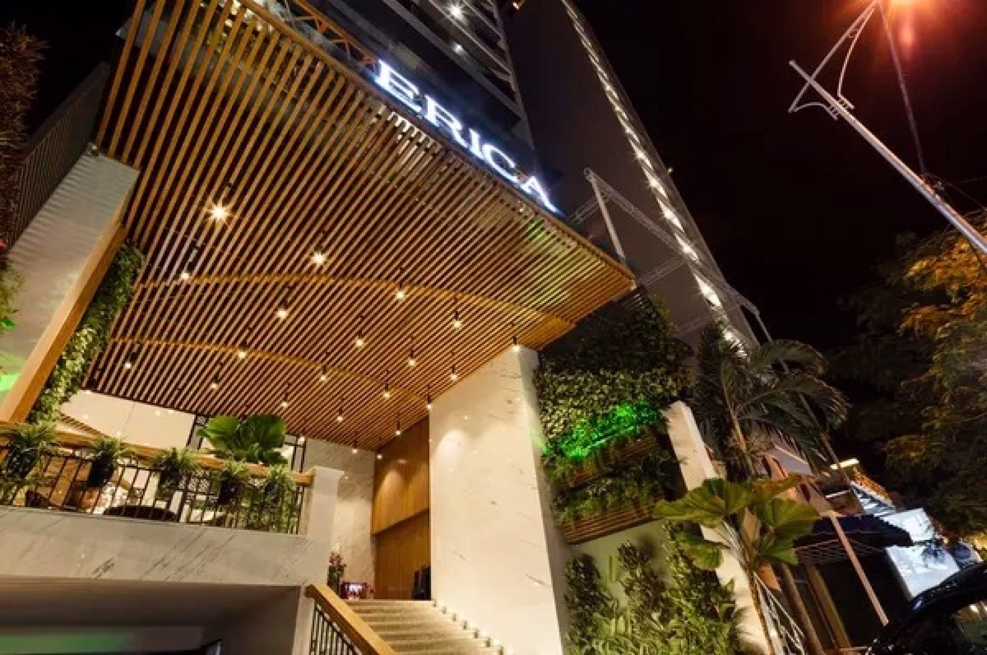 🏨 Hôtel 4* - Jours 1 à 5