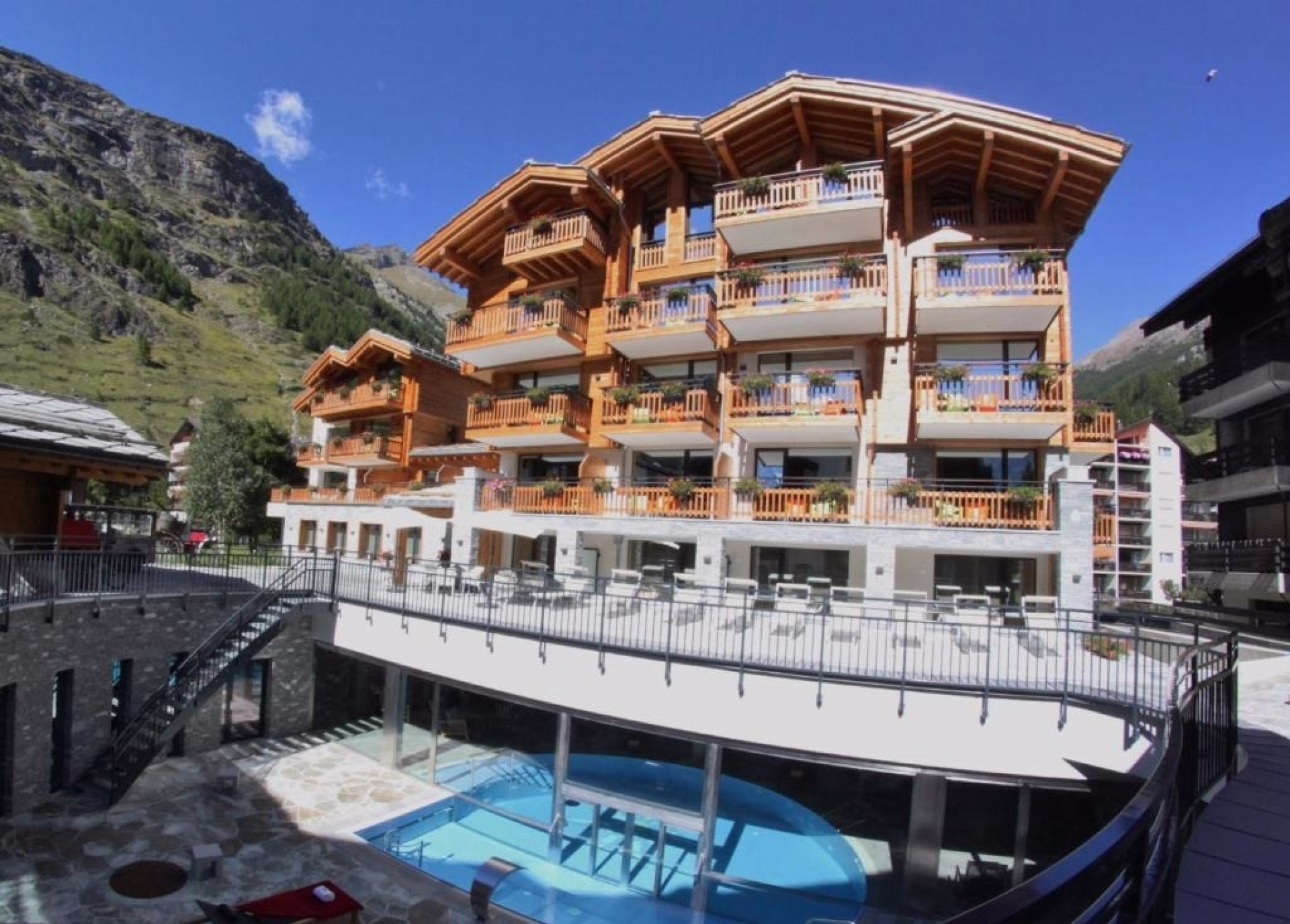 🏨 Hôtel 4* - Jours 3 à 4