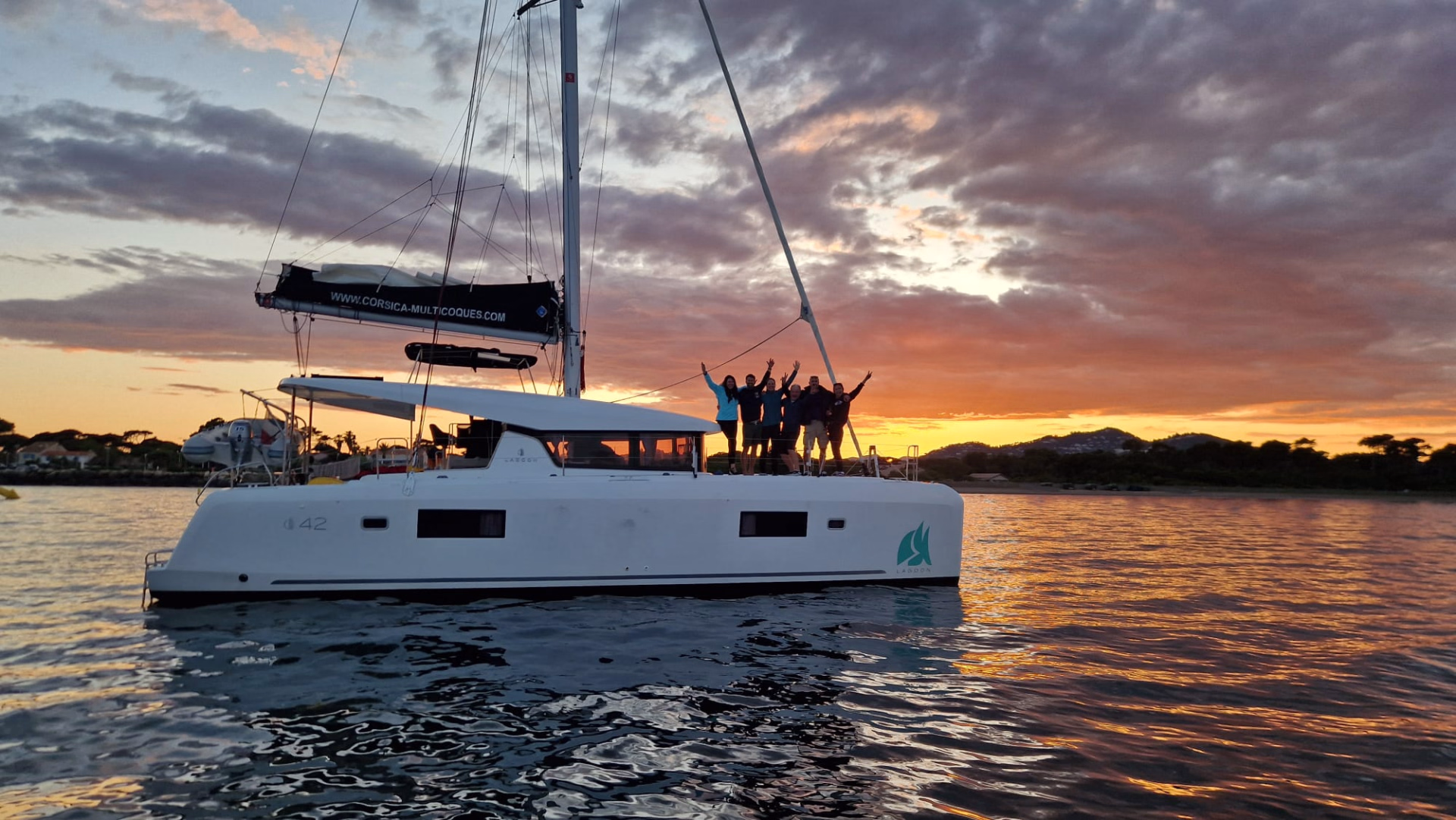 Photo couché de soleil sur un catamaran © Photo couché de soleil sur un catamaran