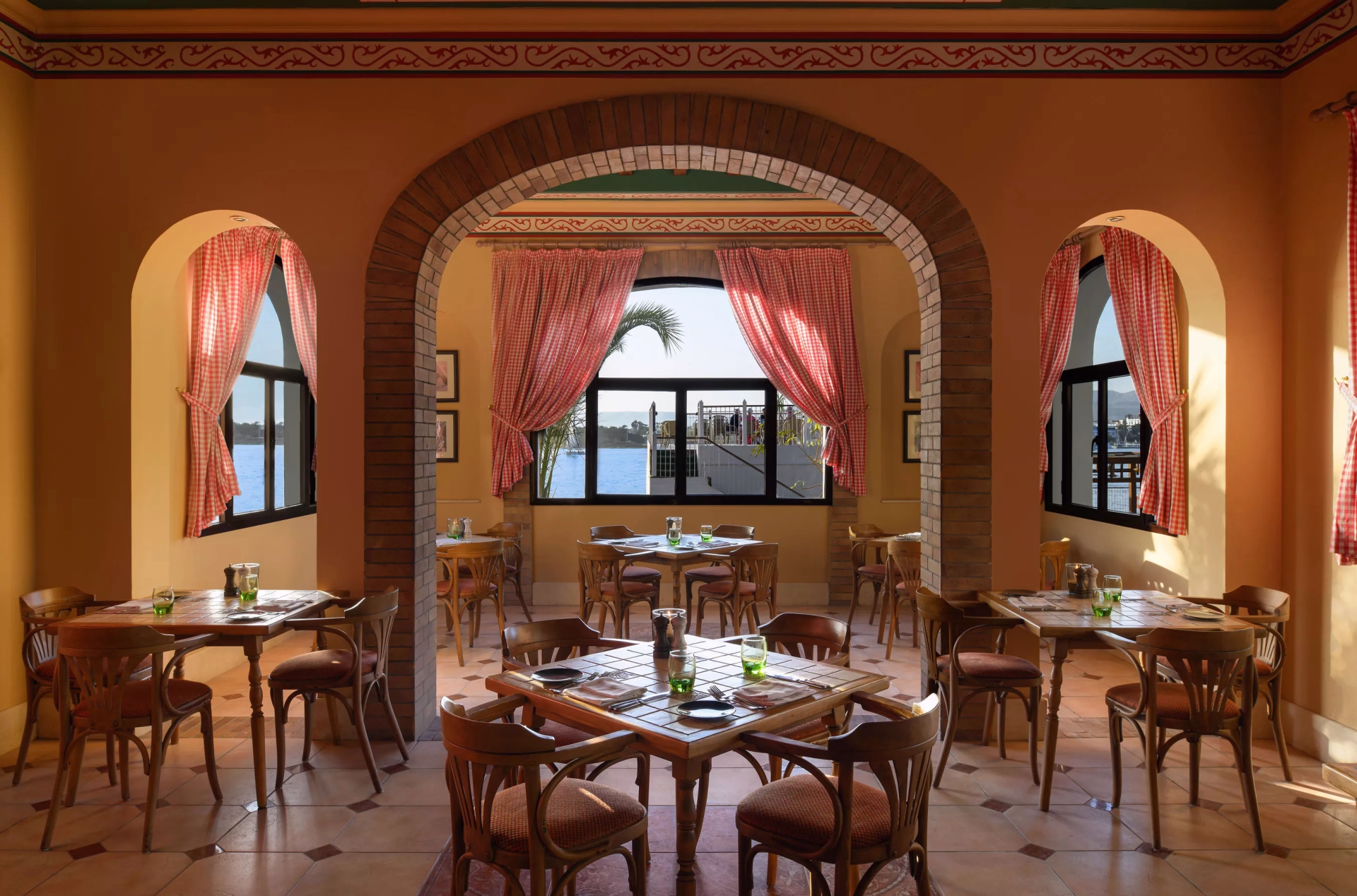 🏩 Hôtel 4* - Jours 5 à 6