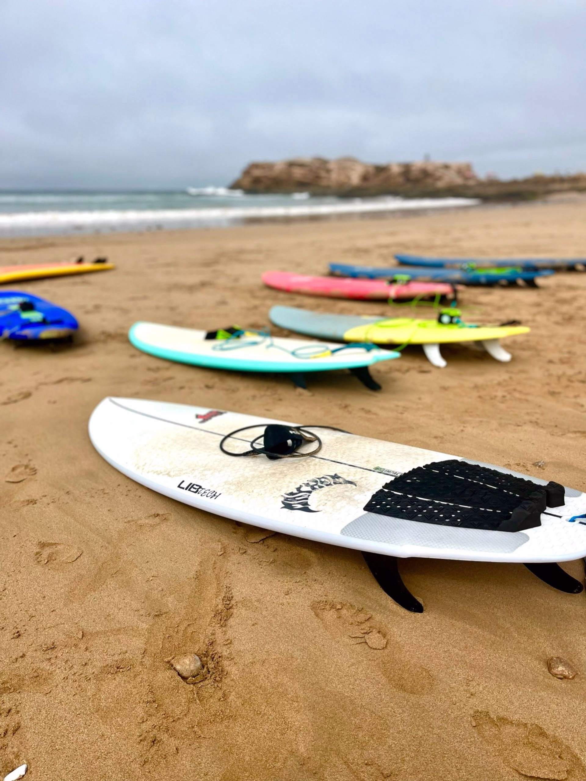 Surf engagé sur les vagues de Taghazout