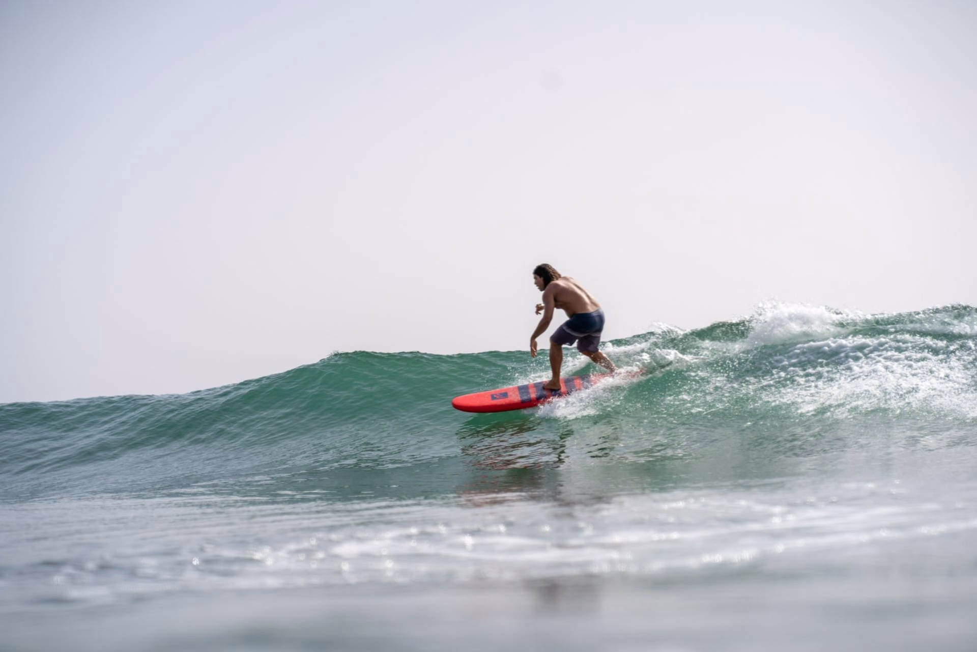 Surf engagé sur les vagues de Taghazout