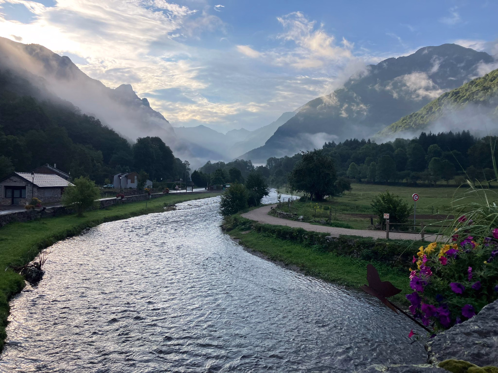 Photo randonnée dans les Pyrénées entre fille