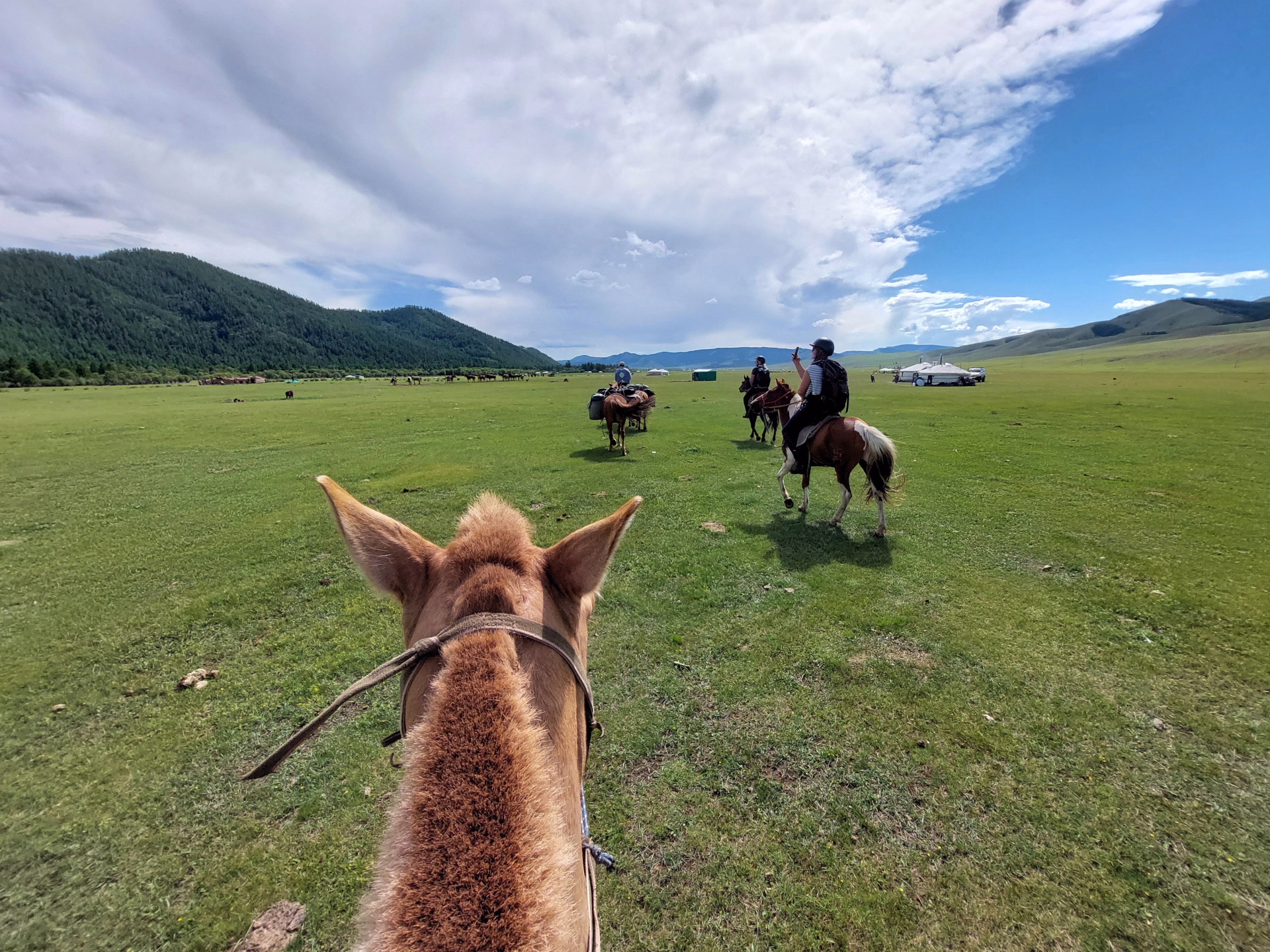 Randonnée à cheval dans le parc national de Terelj en Mongolie