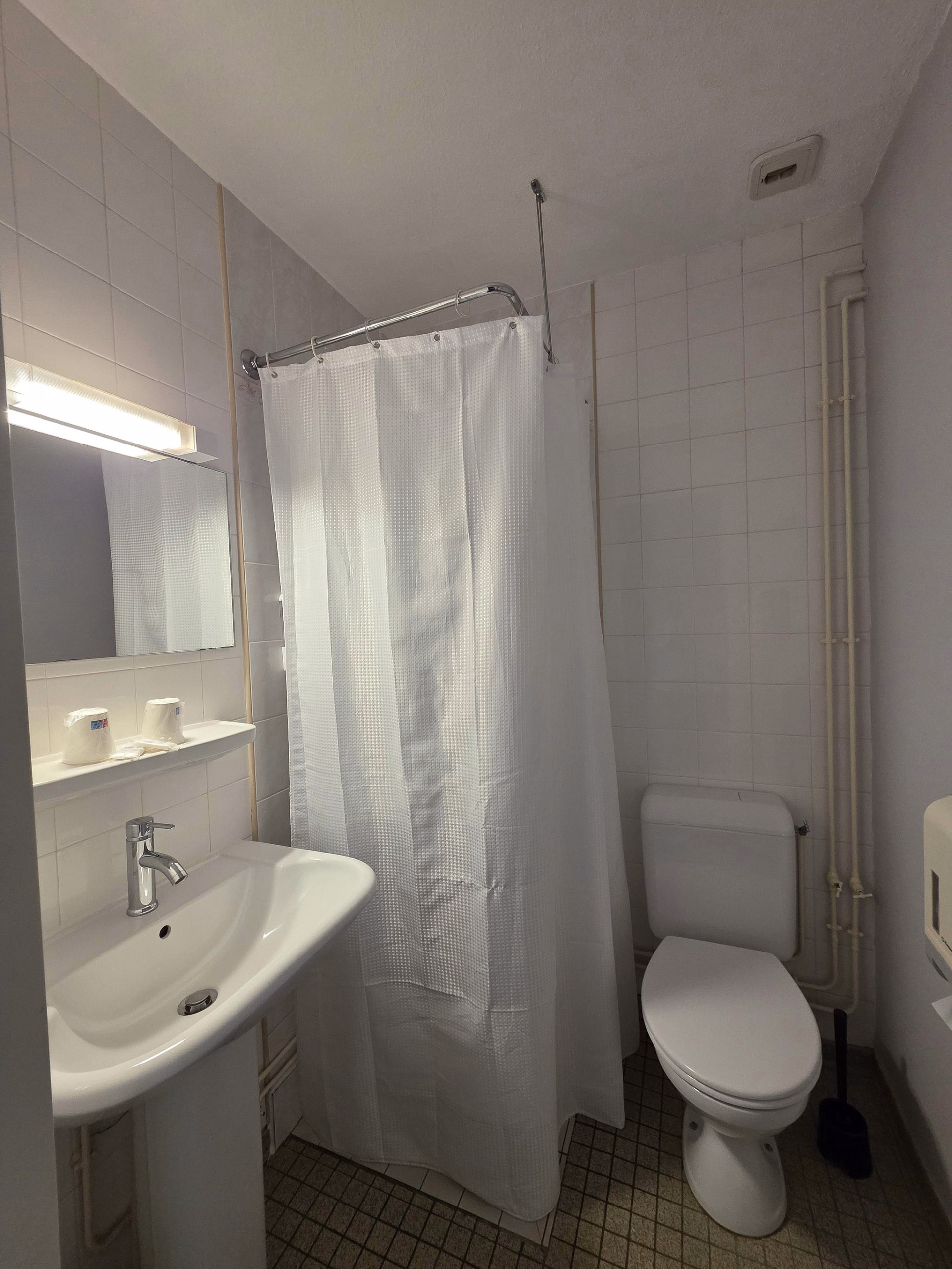 🏨 Hôtel 2* - Jours 3 à 5
