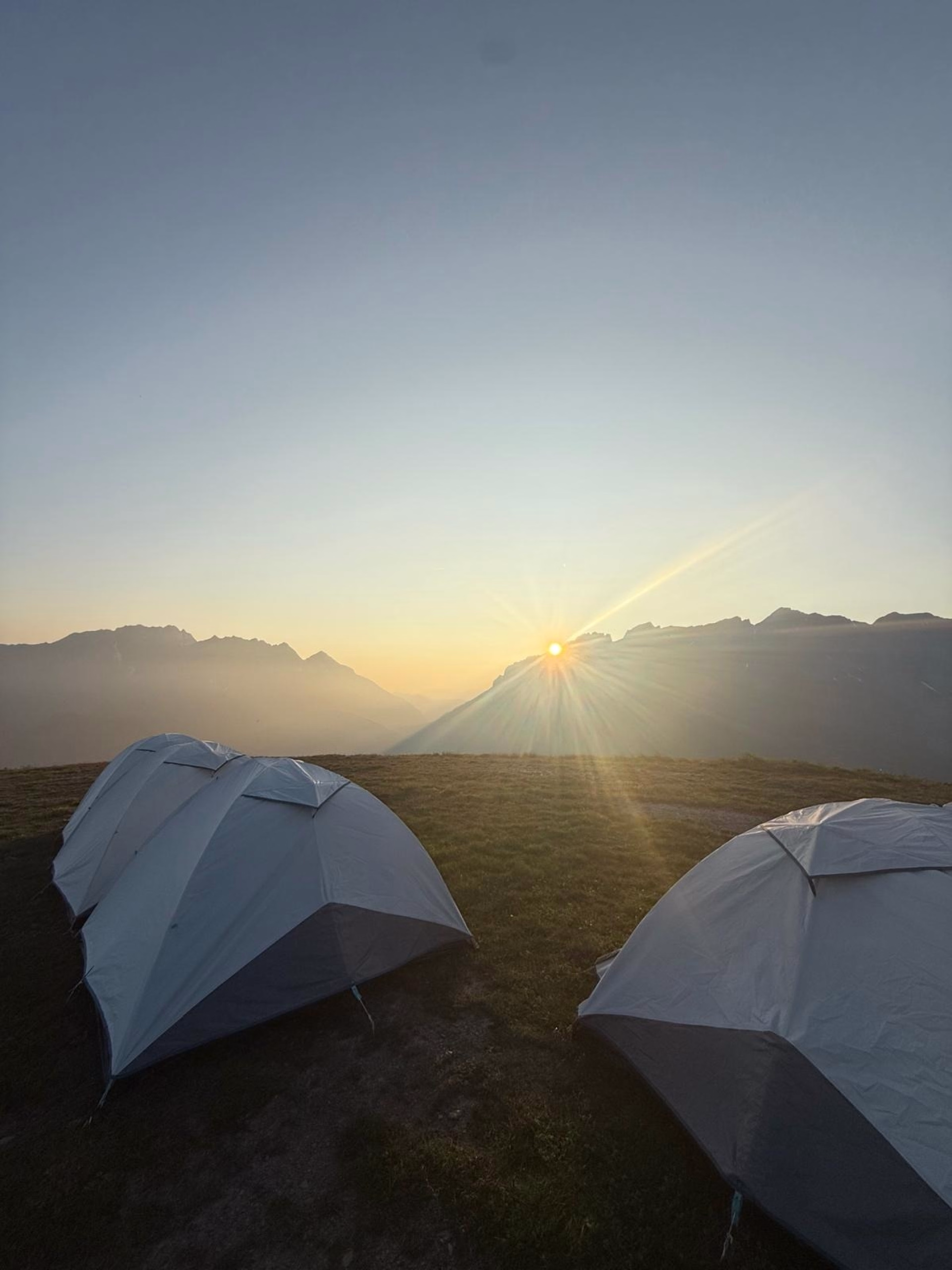 Randonnée et bivouac alpin au sommet de la tête du Torraz