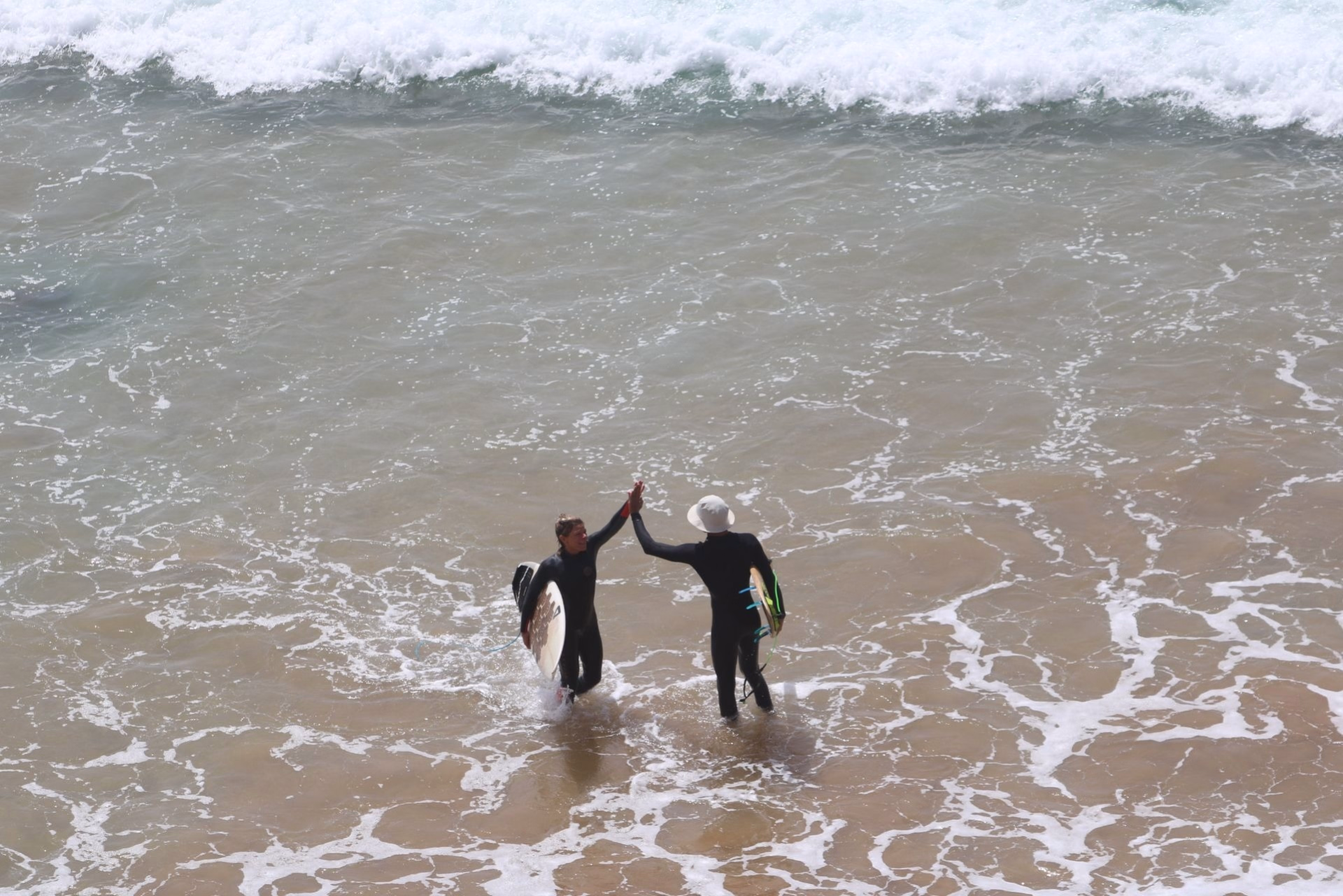 Surf engagé sur les vagues de Taghazout