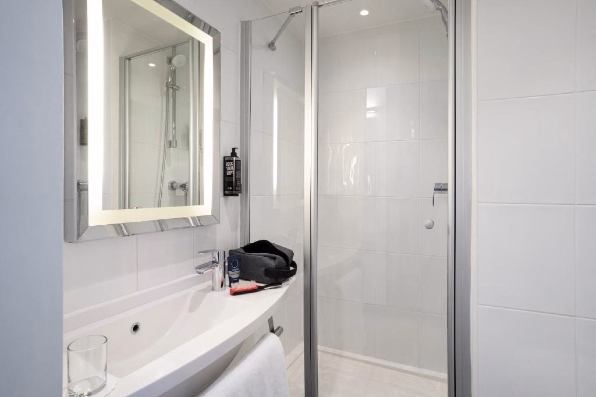 🏨 Hôtel 3* - Jours 1 à 2