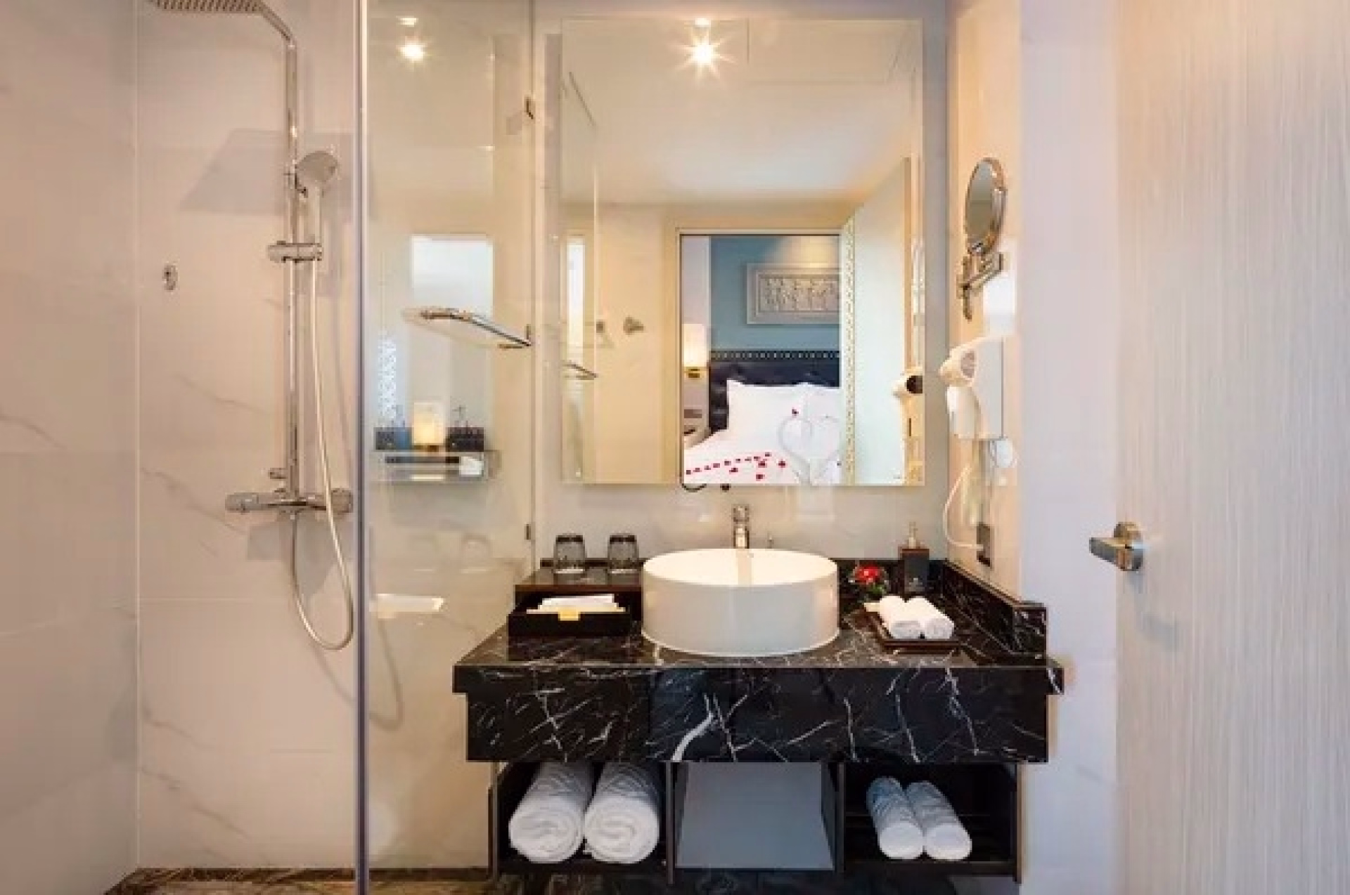 🏨 Hôtel 4* - Jours 1 à 5
