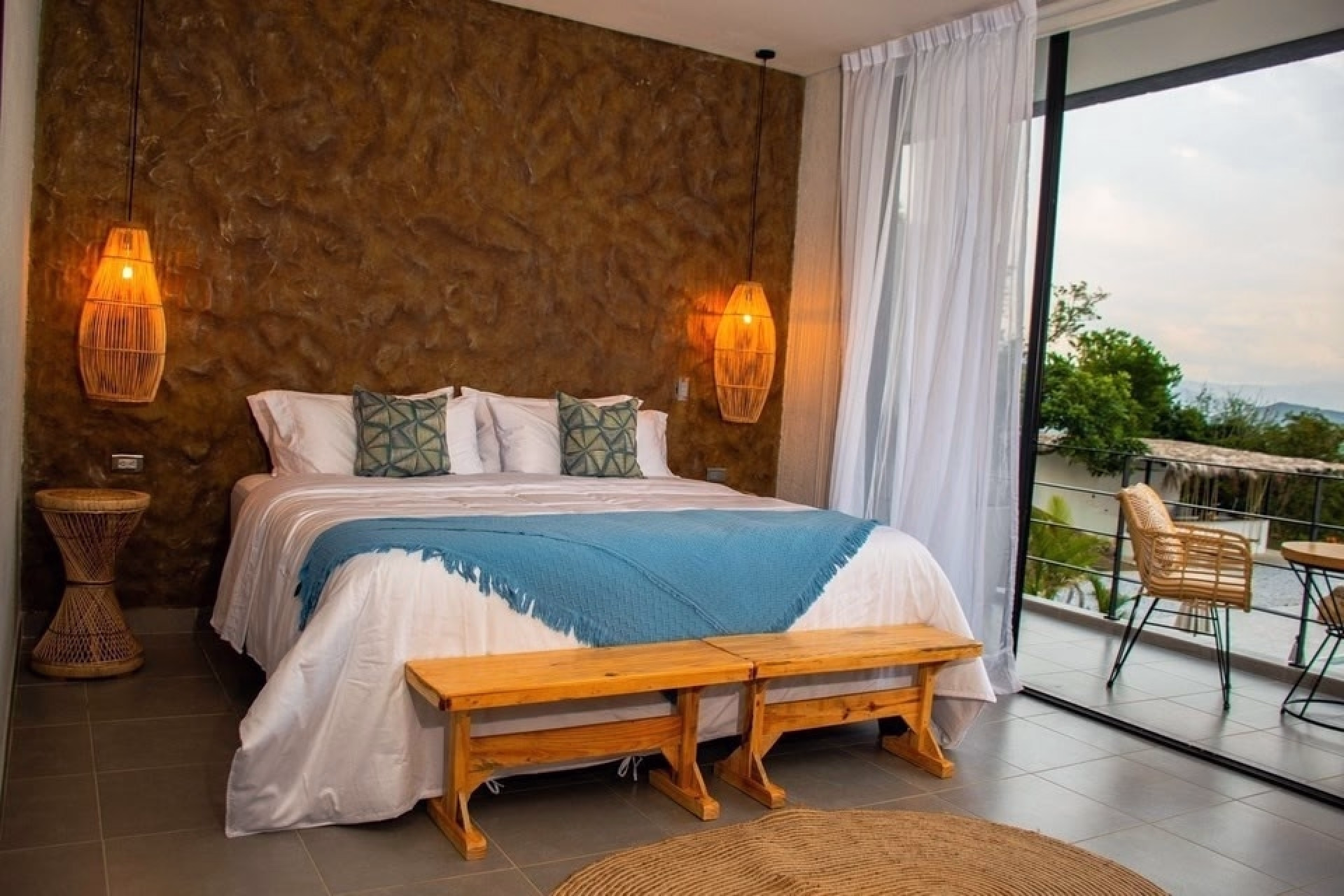 🏨 Hôtel 4* - Jour 1