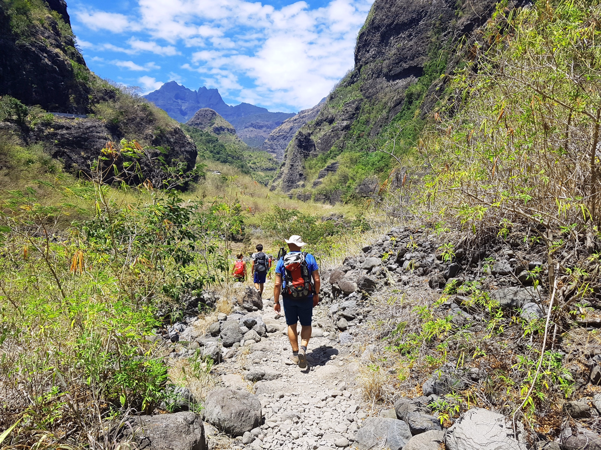 Trek en groupe avec guide local : la traversée des incontournables