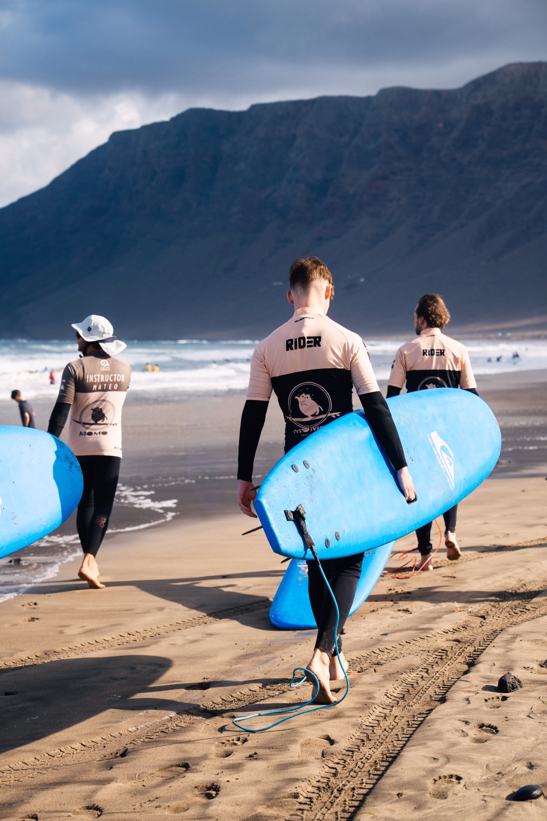 Surf Camp à Lanzarote entre vagues sauvages et volcans dorés