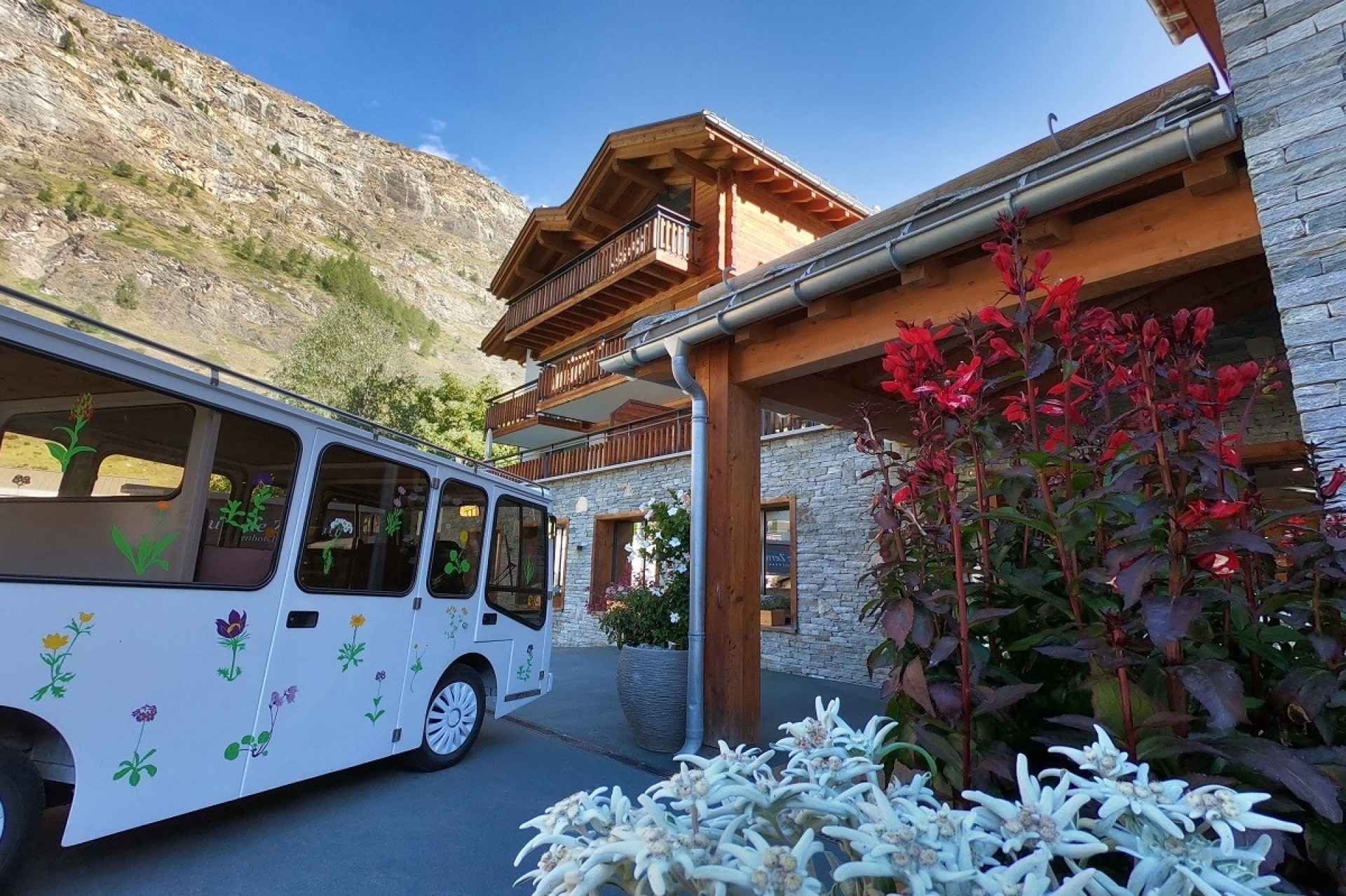 🏨 Hôtel 4* - Jours 3 à 4