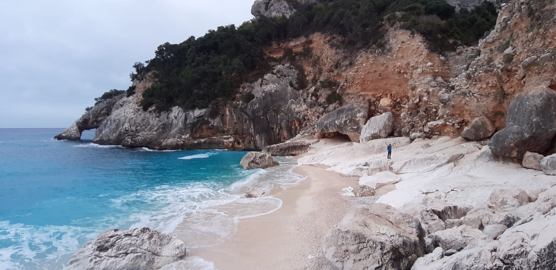 Randonnée entre falaises et criques secrètes en Sardaigne