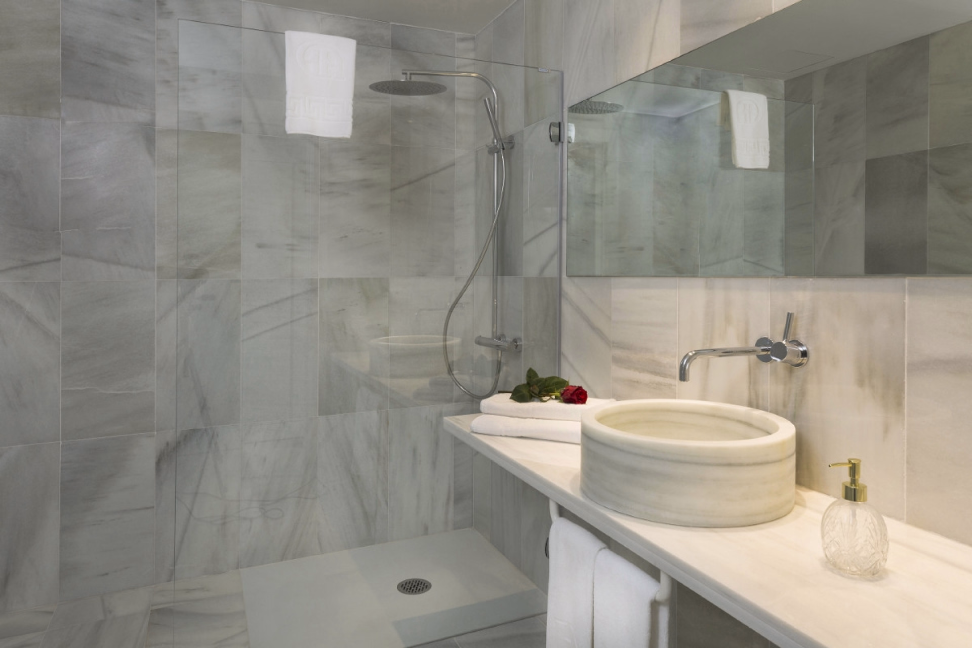 🏩 Hôtel 4* - Jours 1 à 4