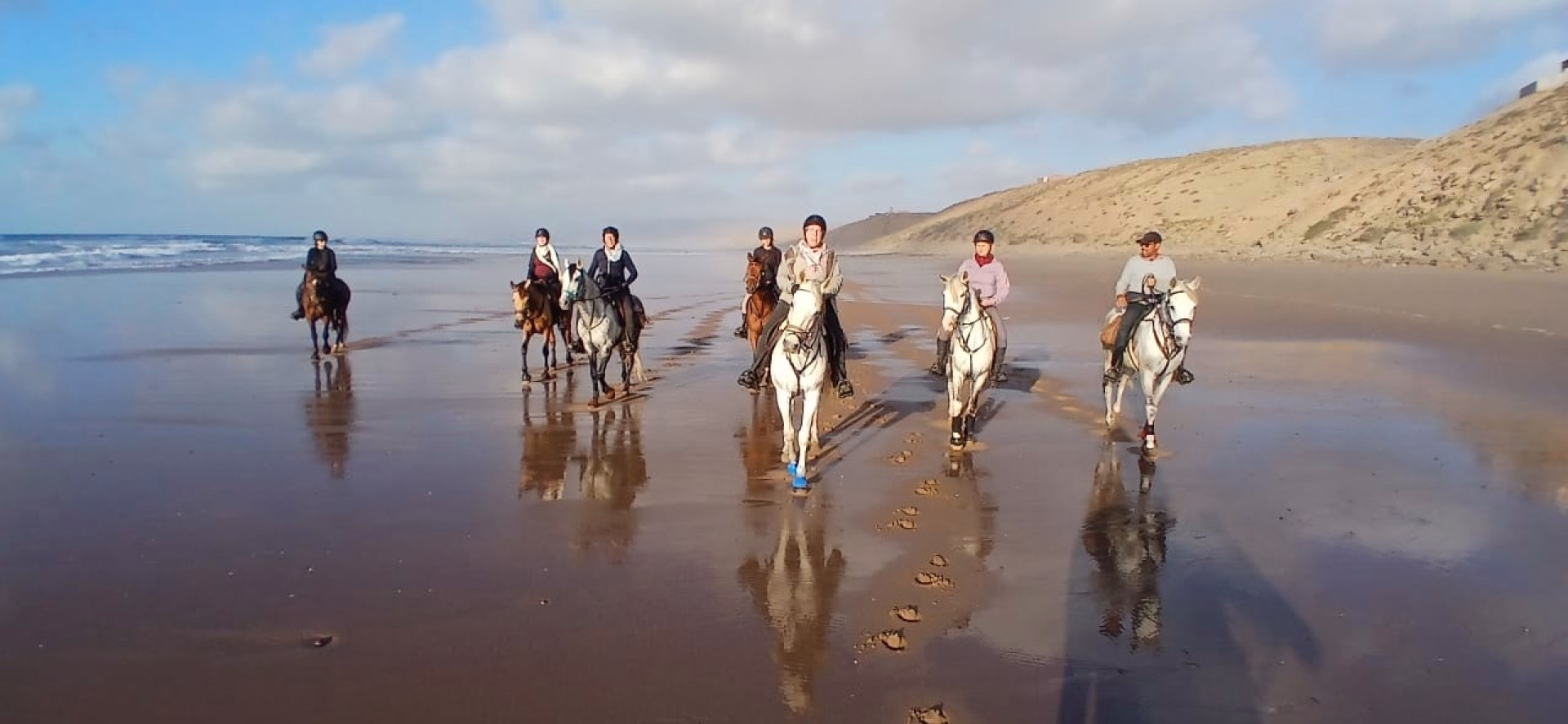 Randonnée équestre sur les plages de Legzira au Maroc