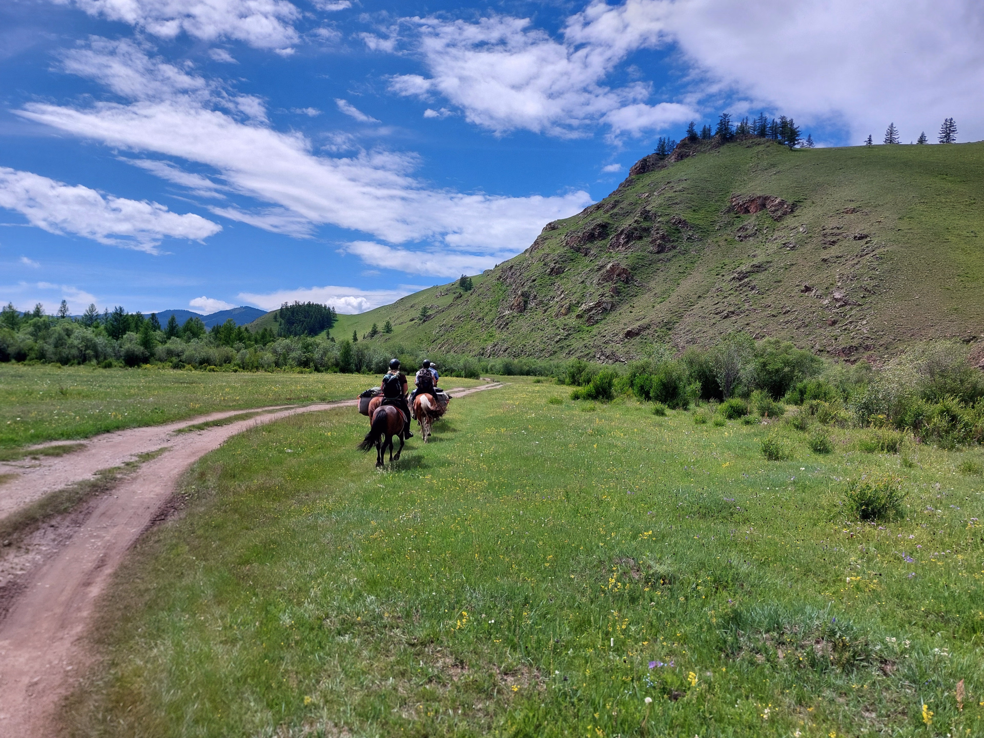 Randonnée à cheval dans le parc national de Terelj en Mongolie