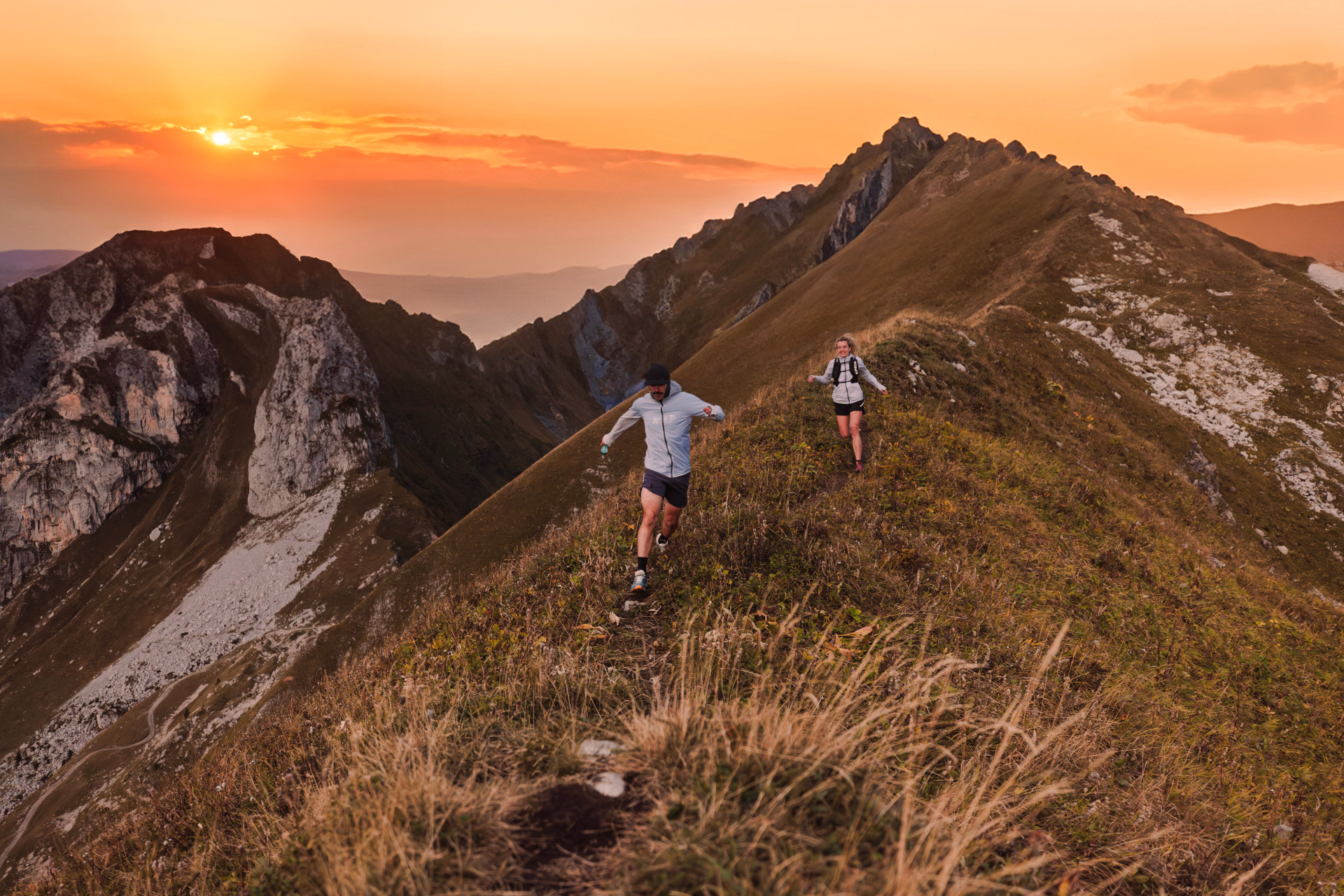 Deux traileurs courant en montagne sous soleil couchant © Deux traileurs courant en montagne sous soleil couchant