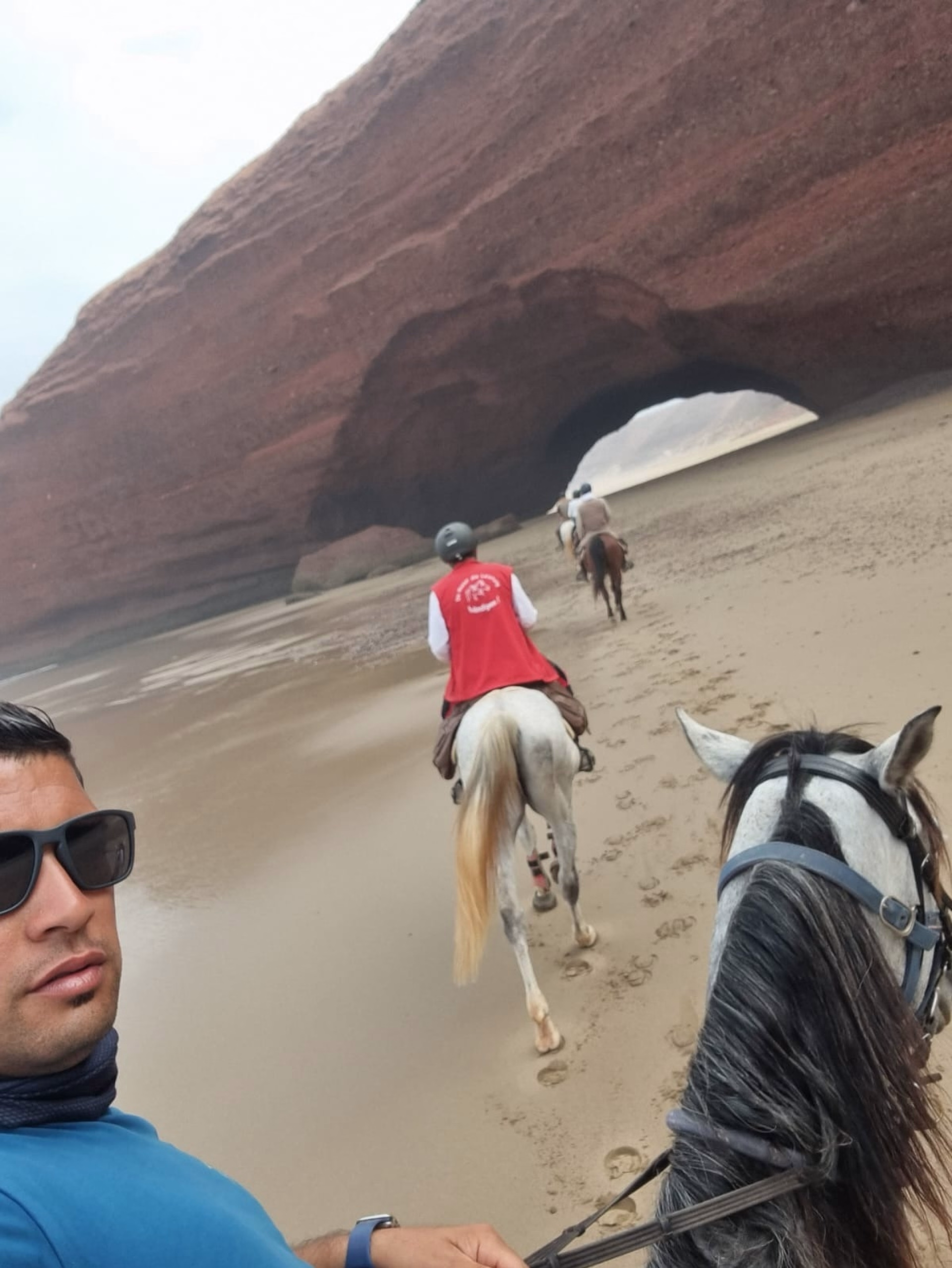Randonnée équestre sur les plages de Legzira au Maroc