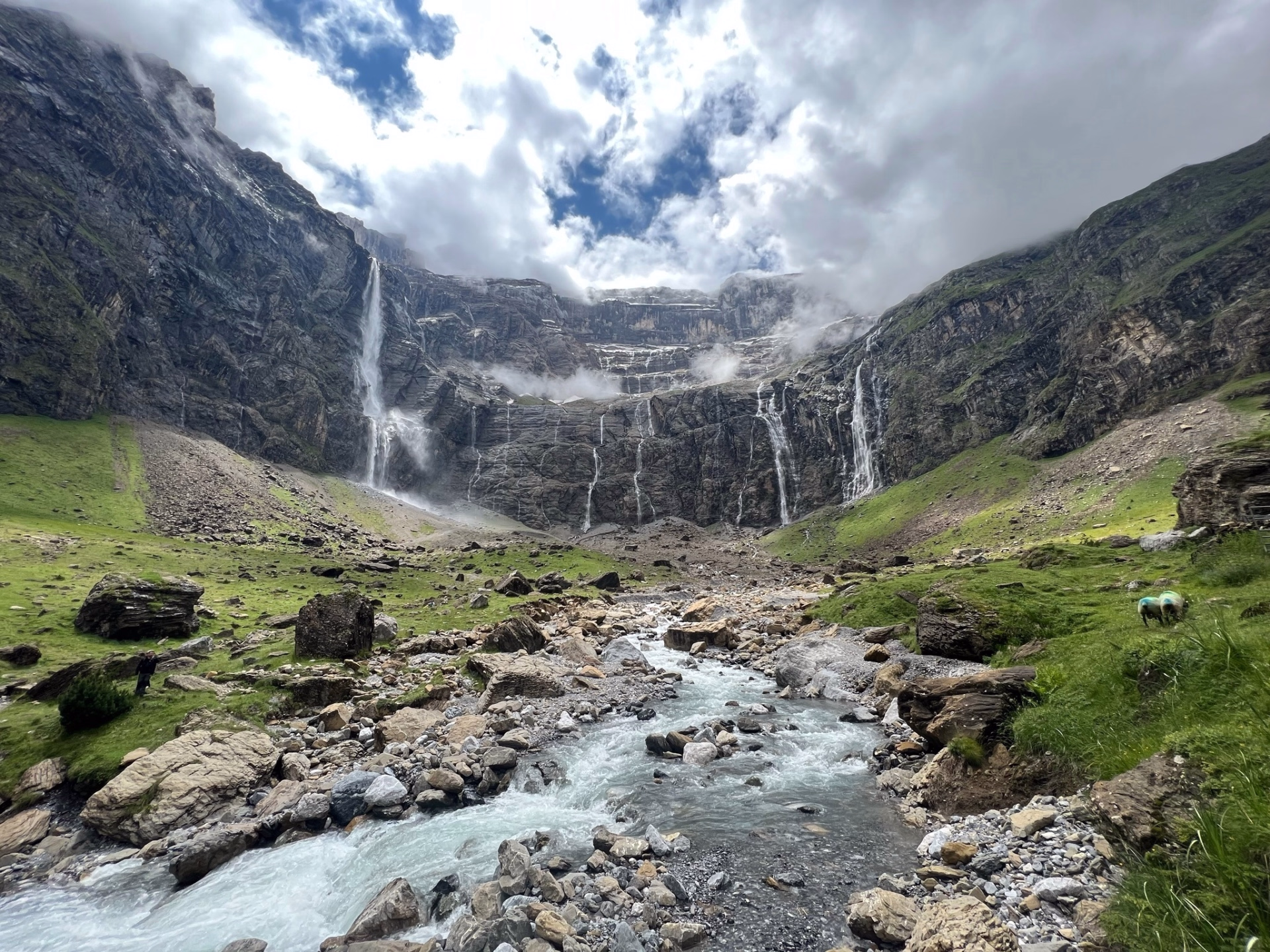 Randonnée authentique et saveurs locales dans les Pyrénées