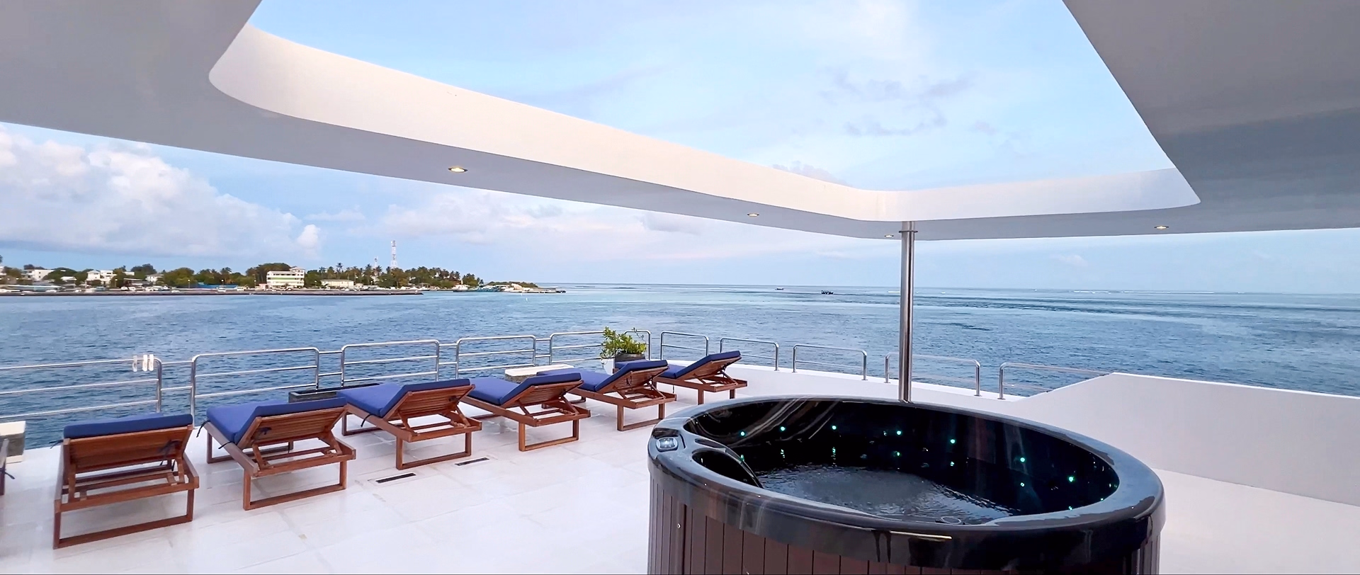 🚢 Bateau de croisière à moteur