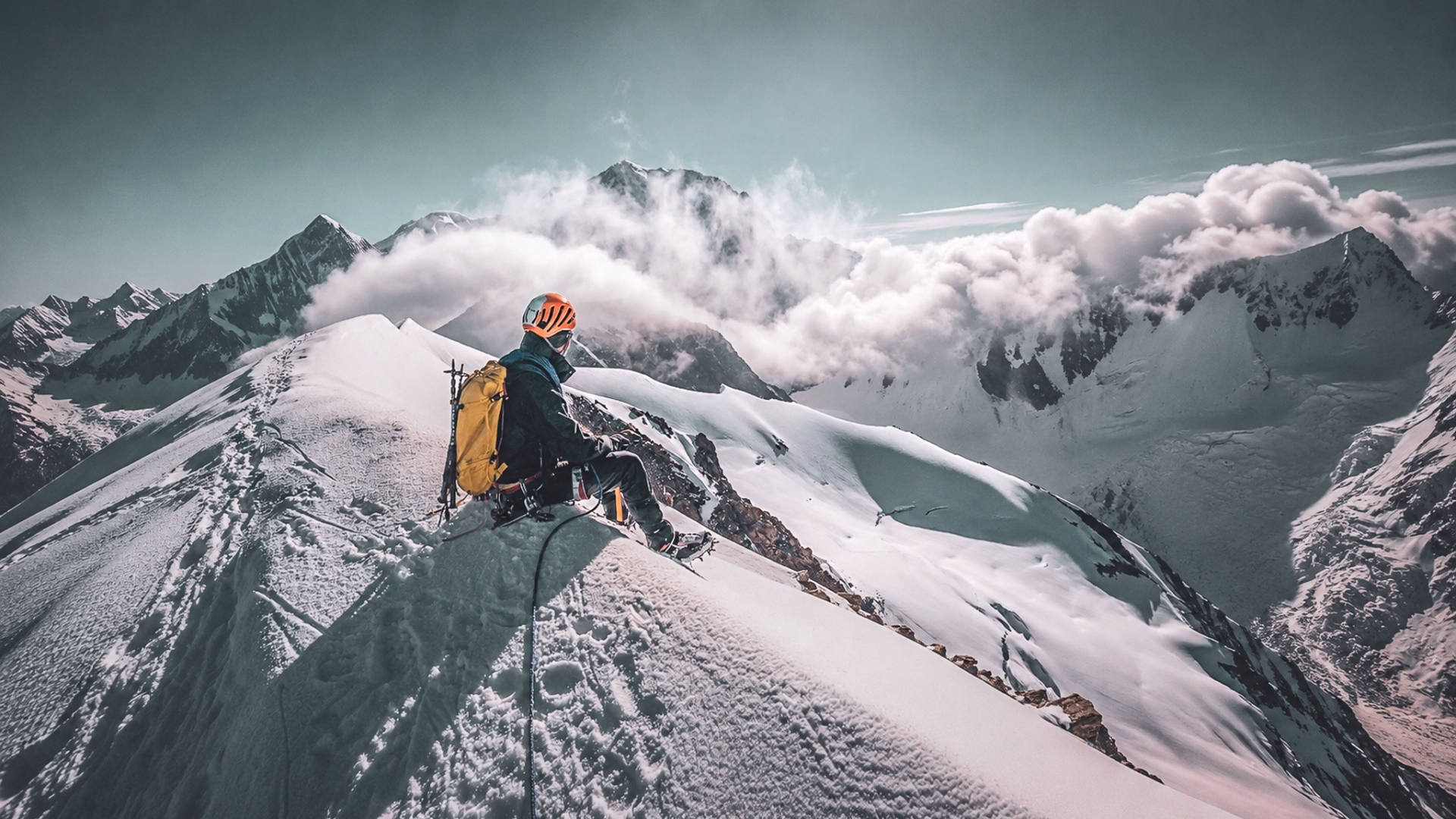 Traversée glaciaire des Dômes de Miage, face au Mont-Blanc
