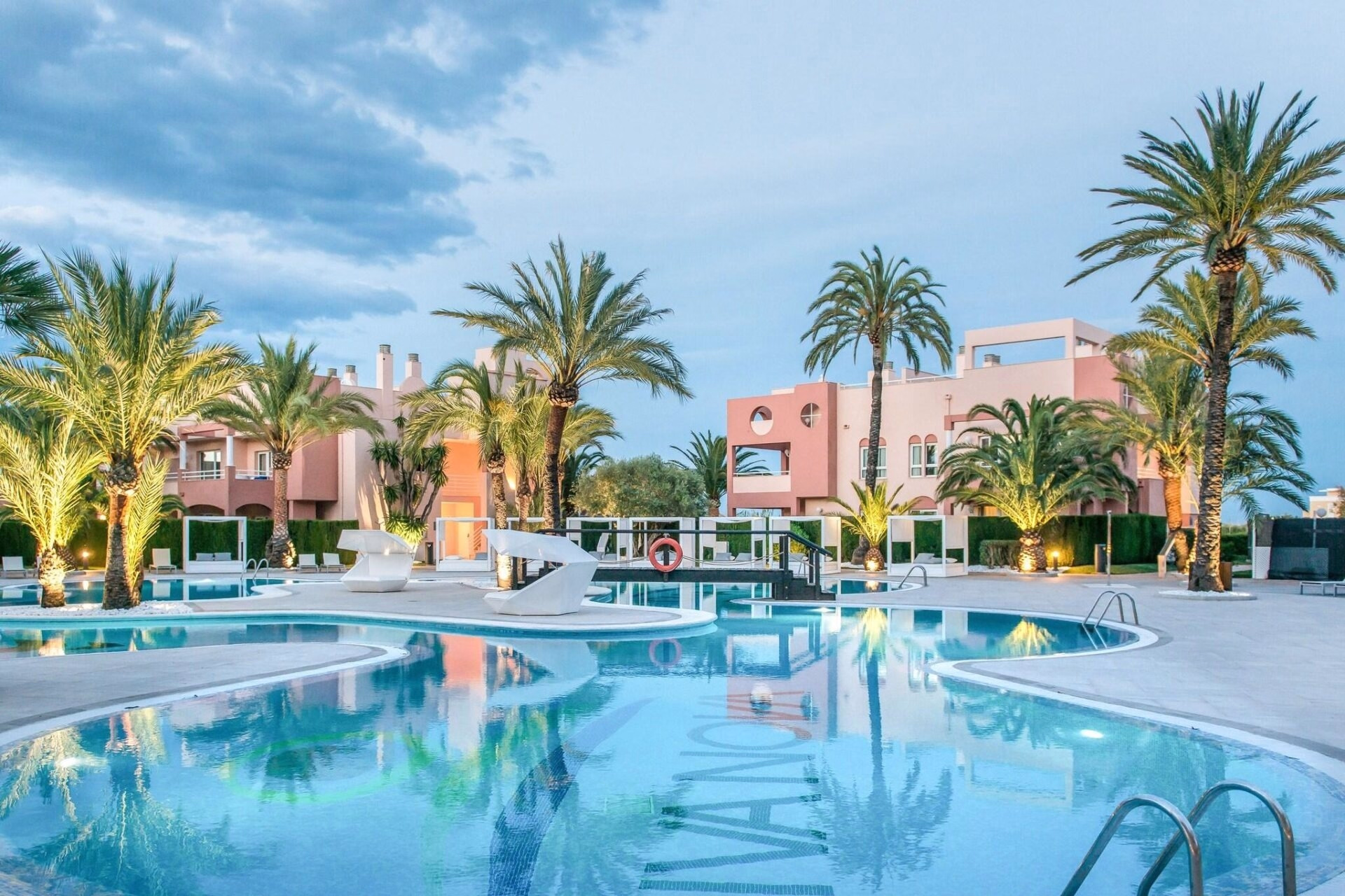 🏨 Hôtel 4* - Jours 1 à 3, 5