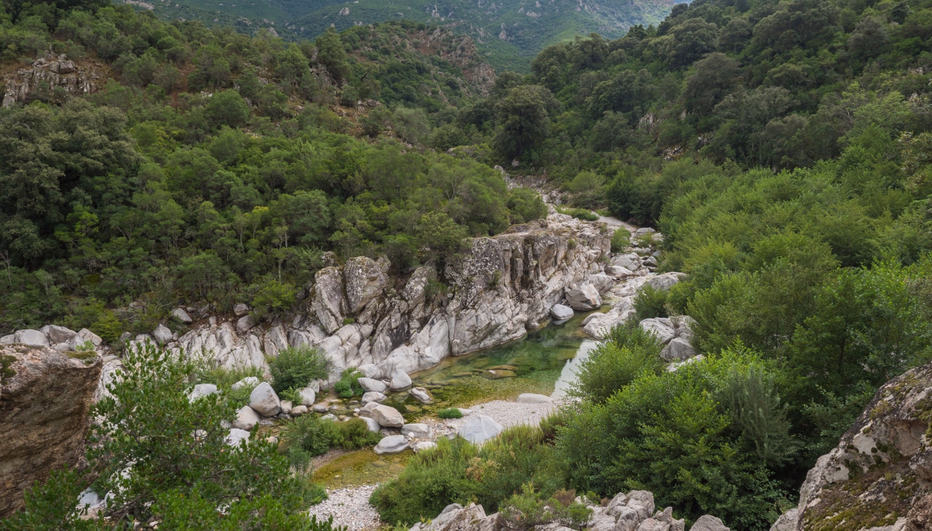 Randonnée entre falaises et criques secrètes en Sardaigne