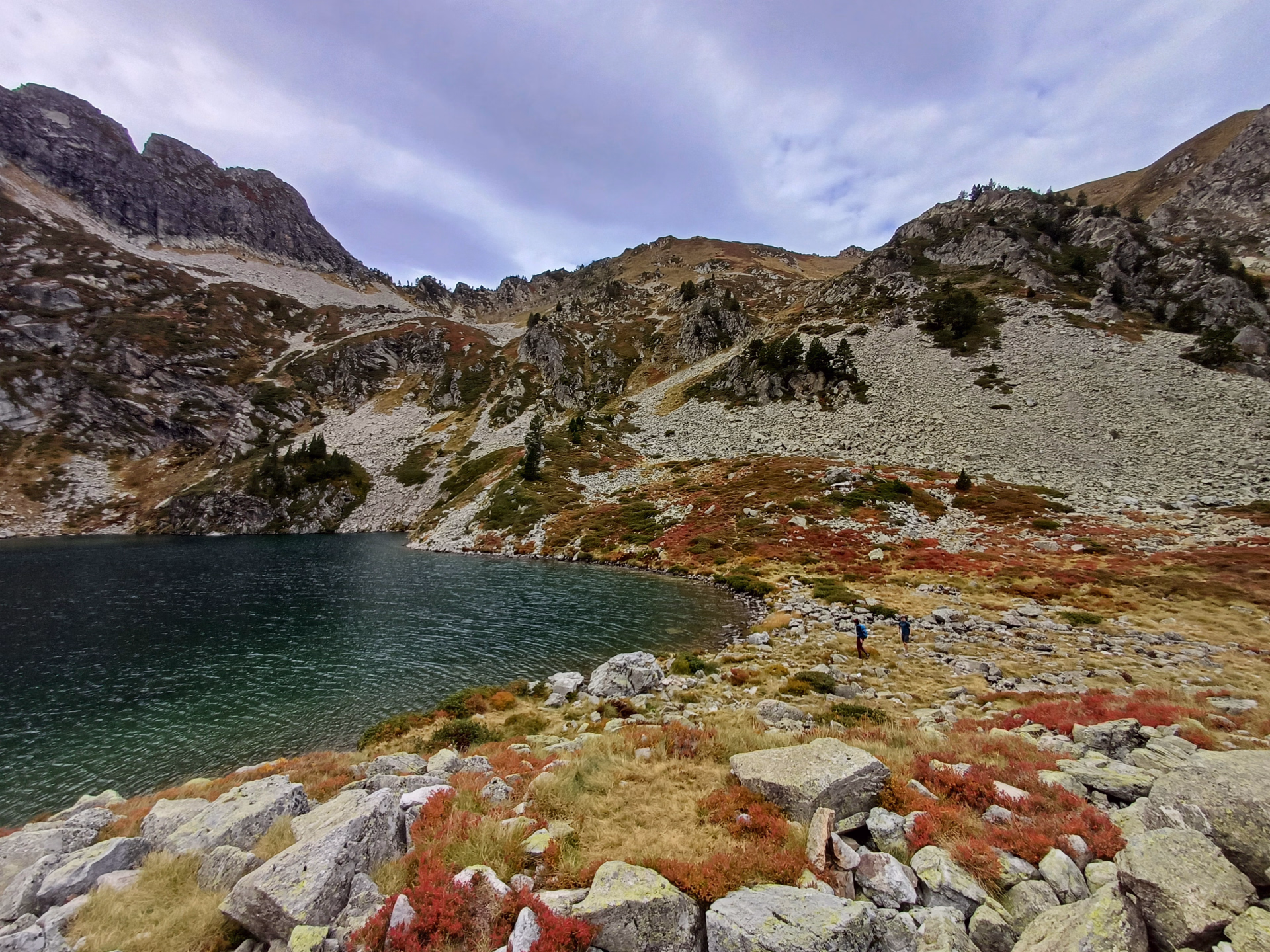 Photo d'un lac dans les montagnes des Pyrénées