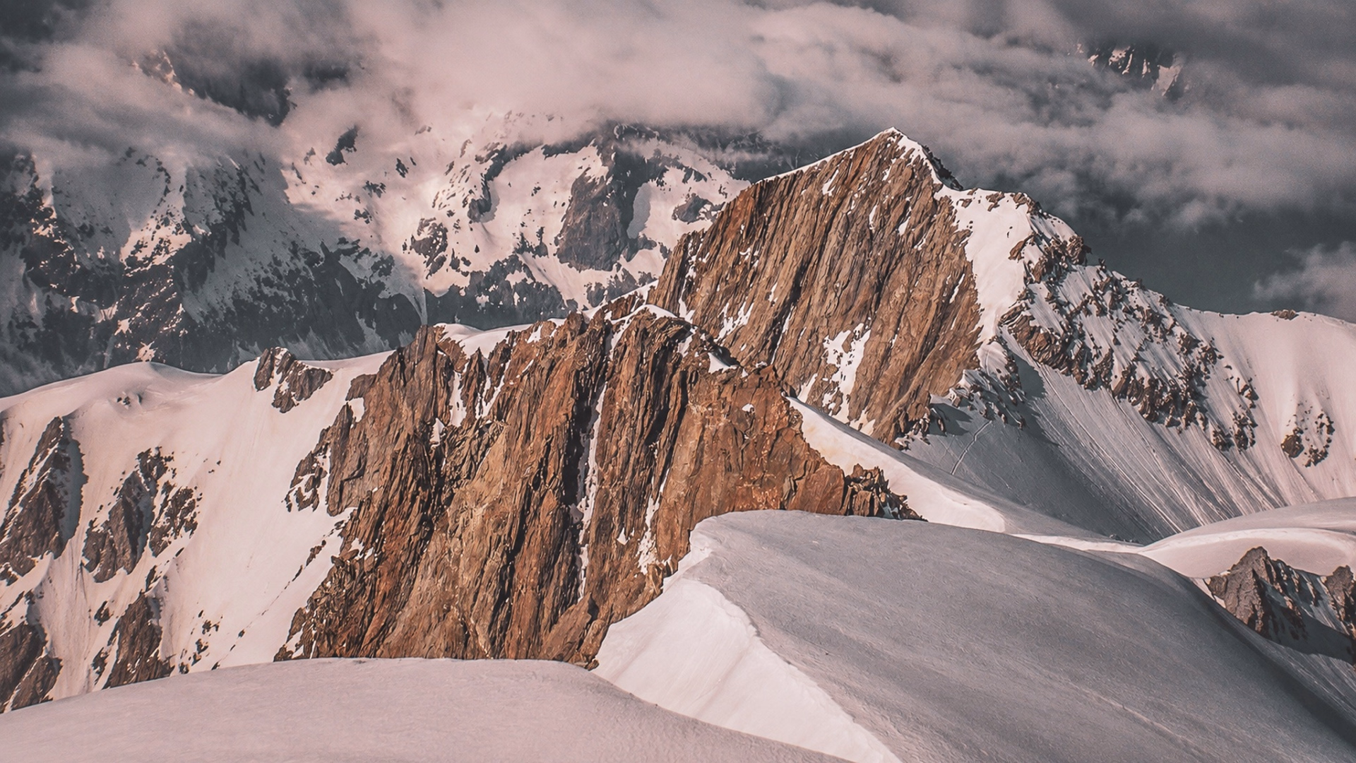 Traversée glaciaire des Dômes de Miage, face au Mont-Blanc