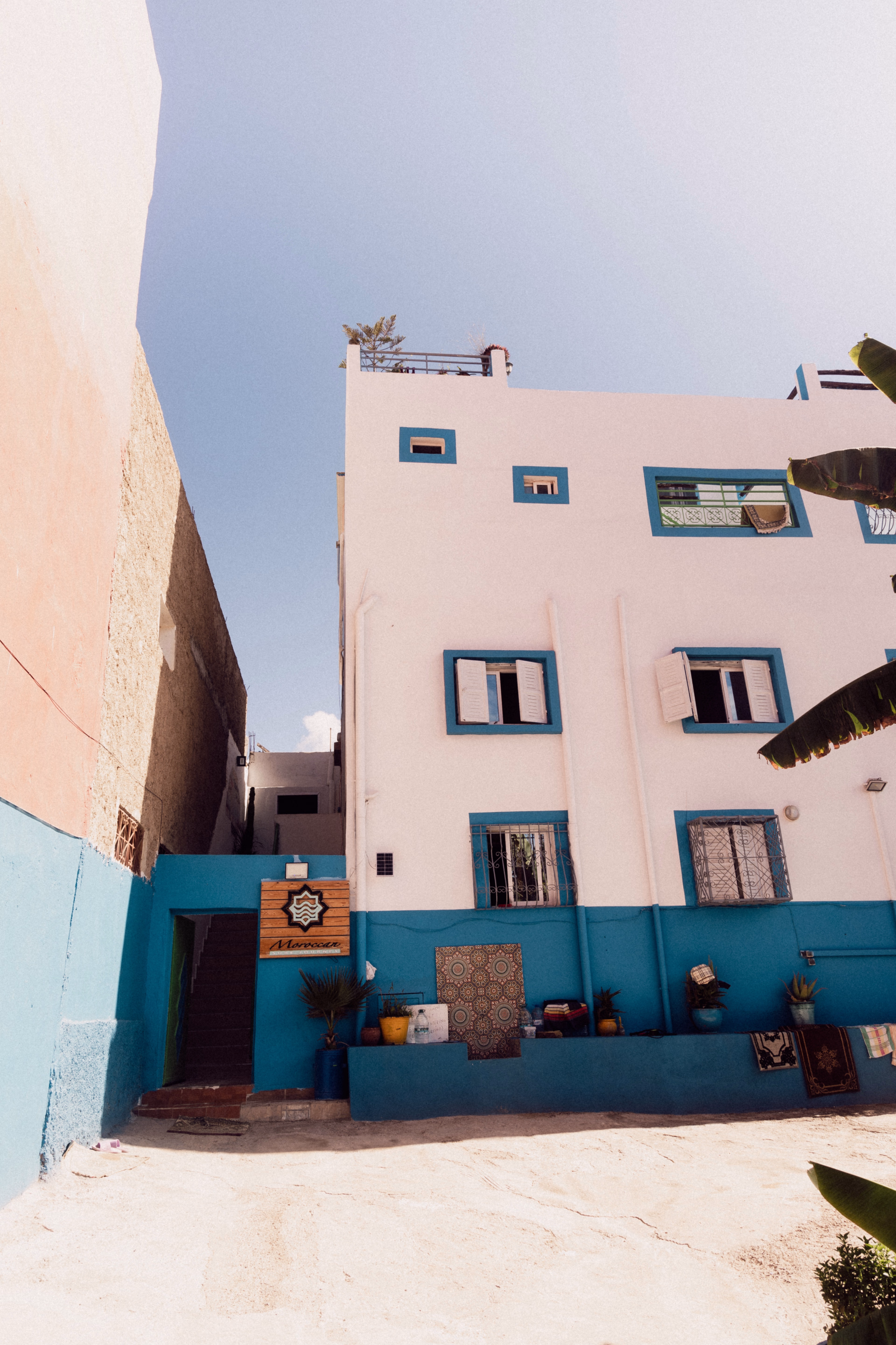 Surf débutant dans une maison traditionnelle berbère