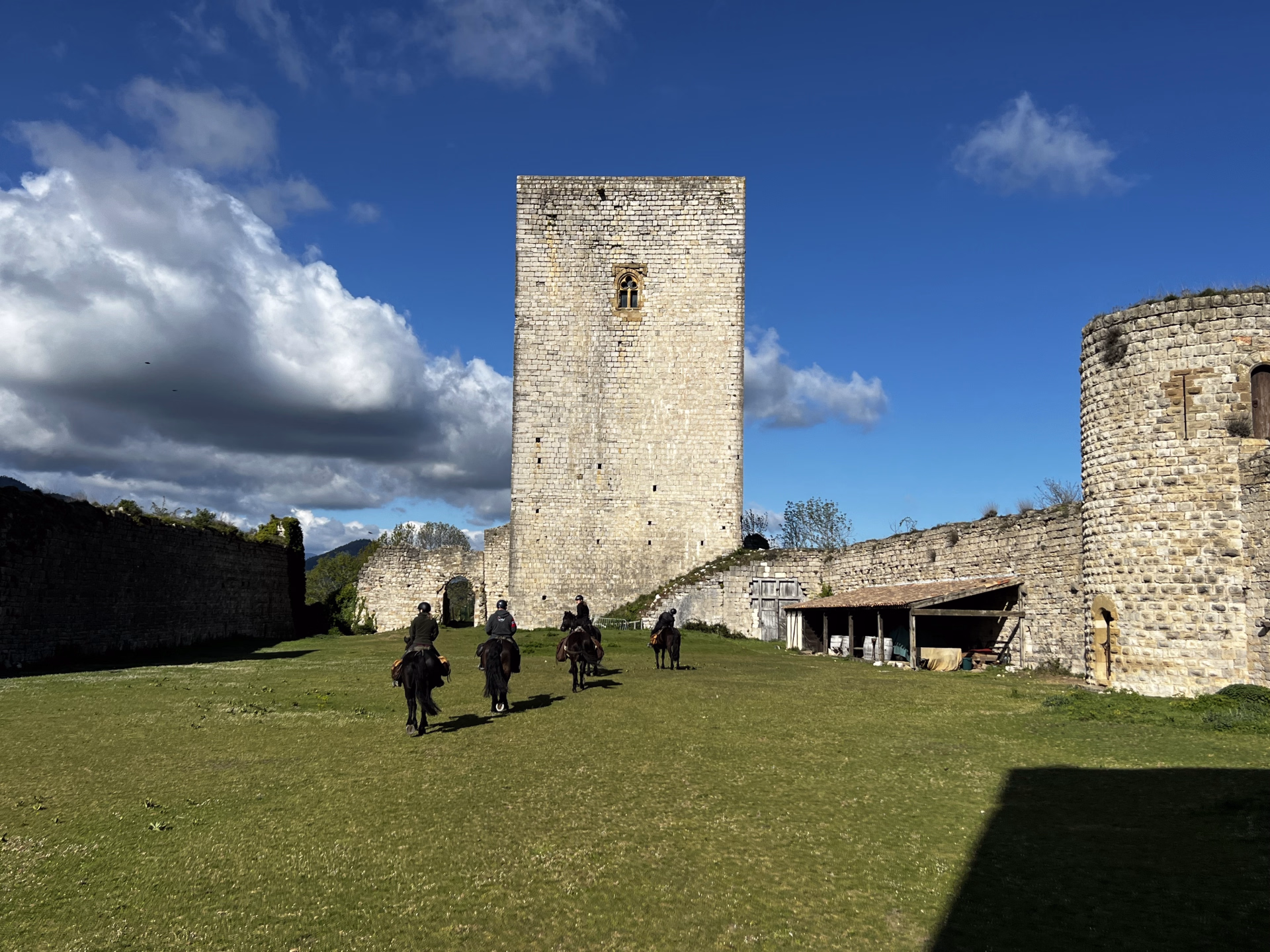 La ronde des châteaux cathares à cheval