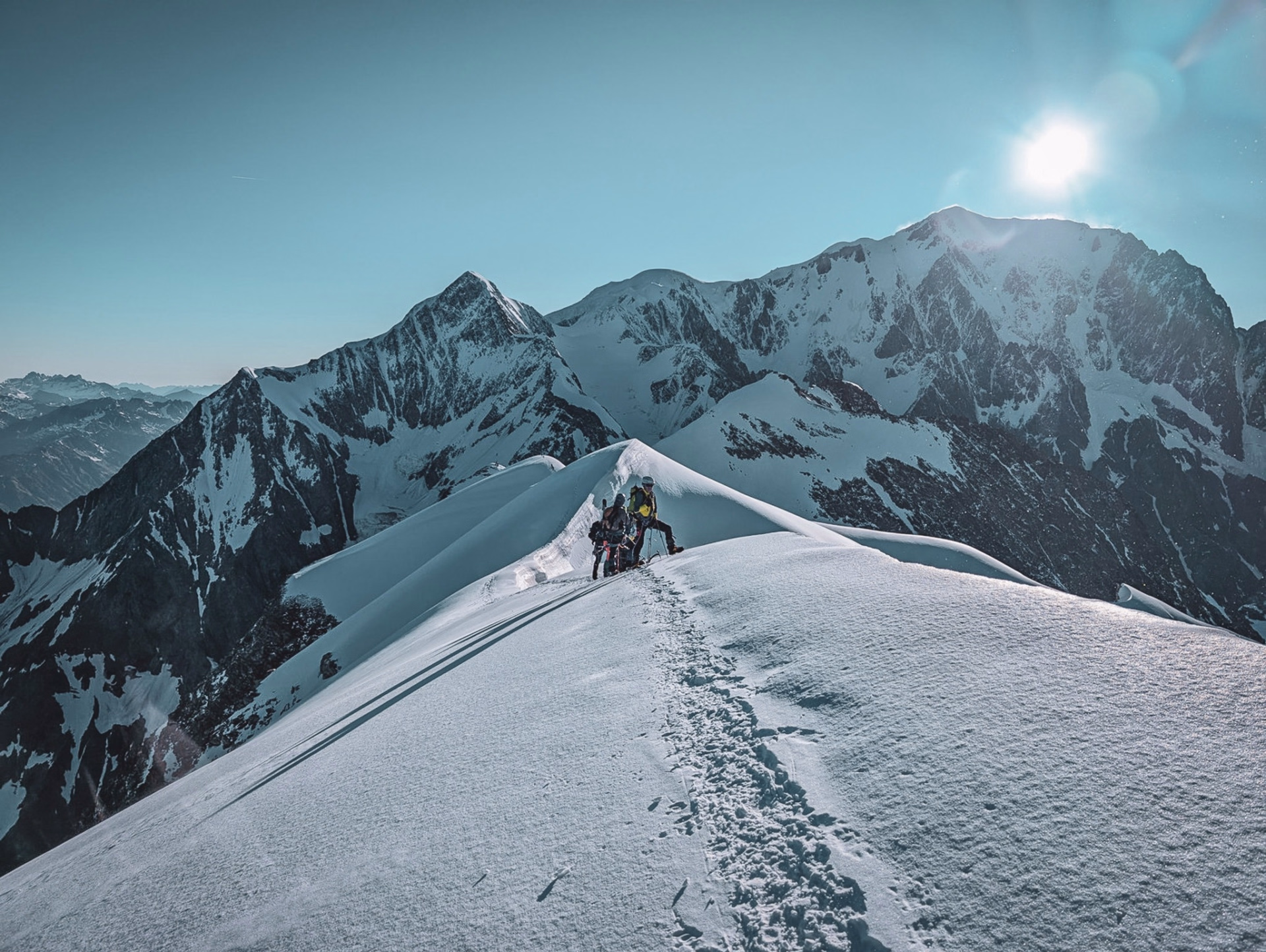Traversée glaciaire des Dômes de Miage, face au Mont-Blanc