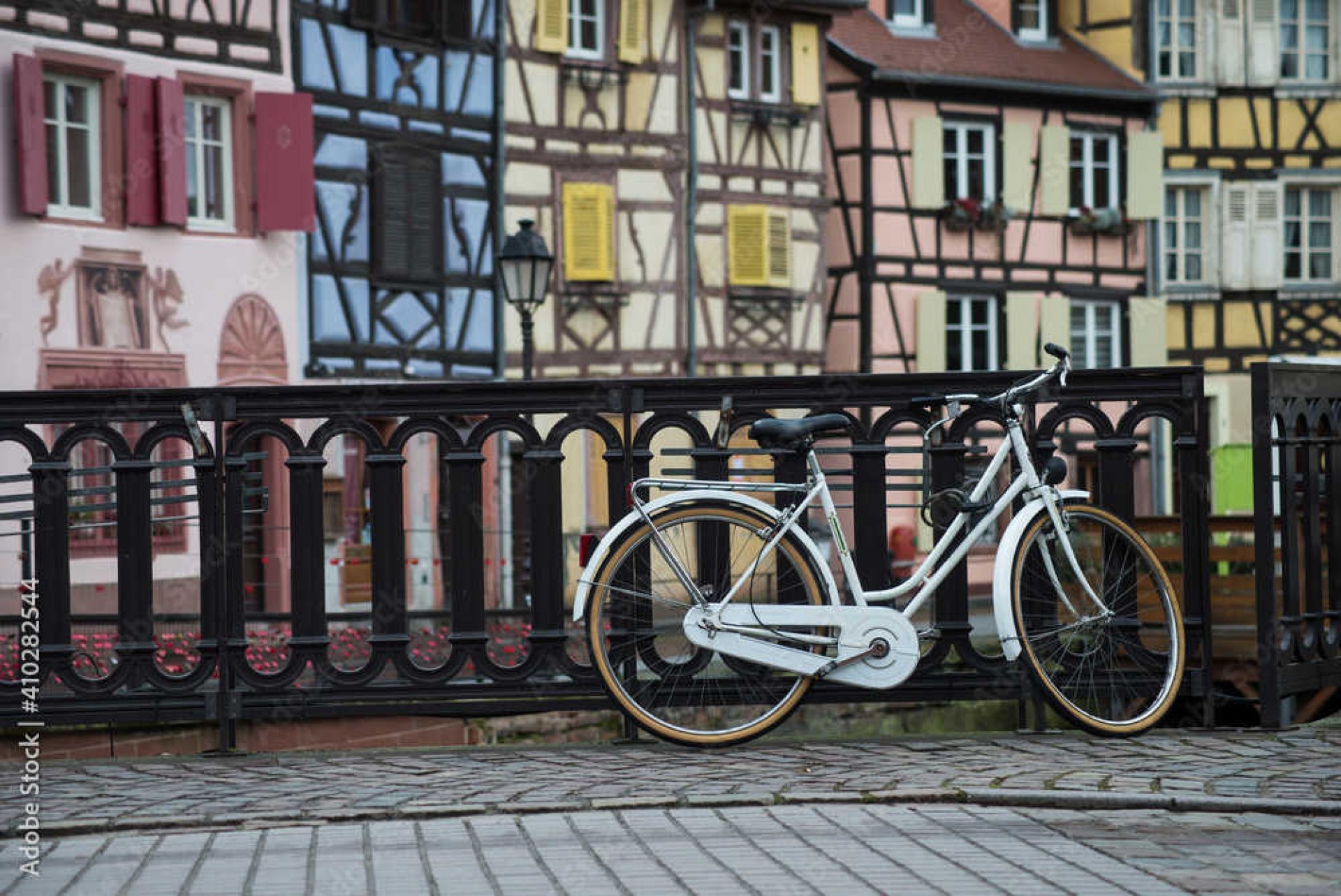 Vélo contre une barrière en Alsace
